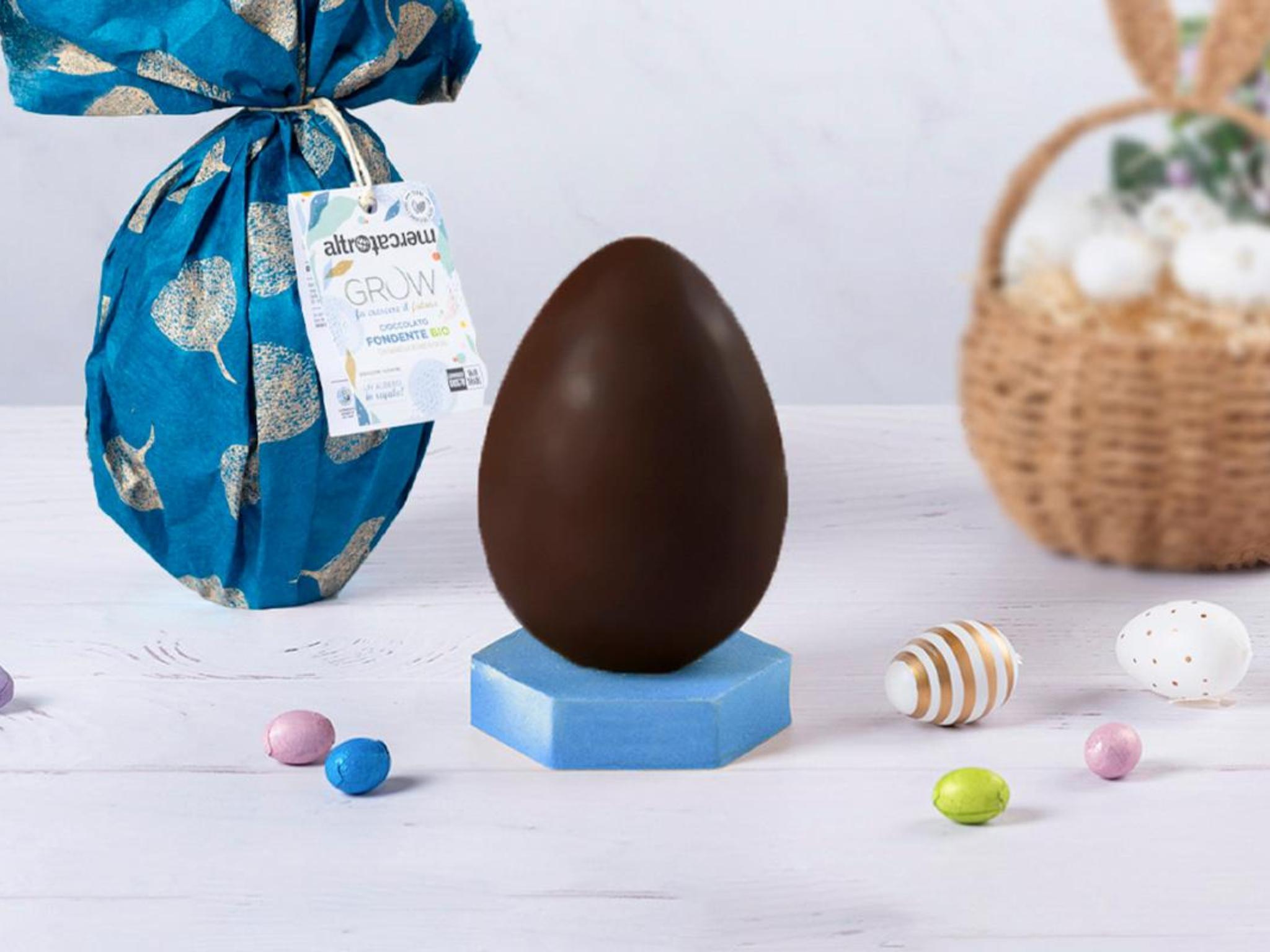 Uovo di cioccolato fondente con granella di fave di cacao BIO