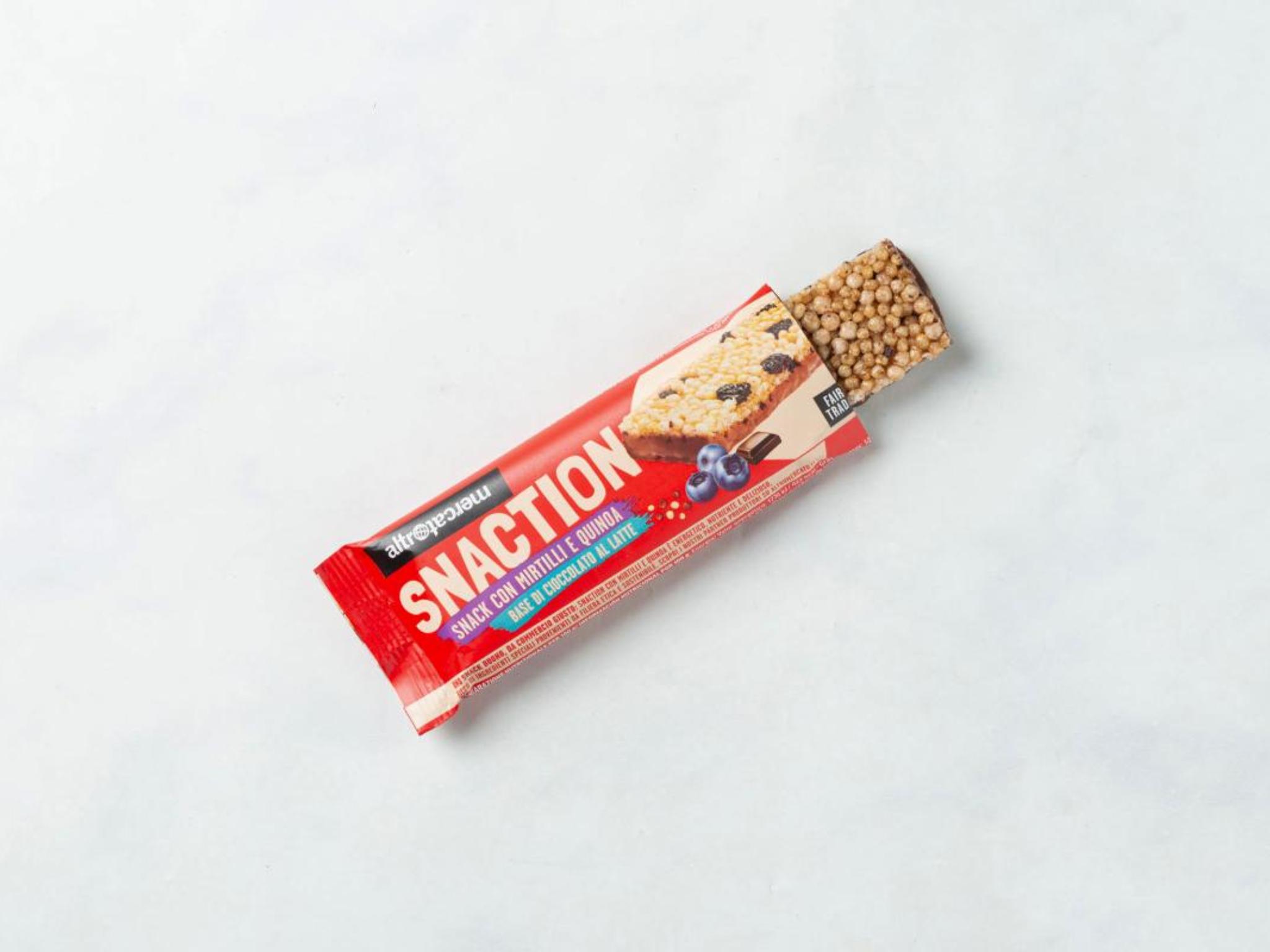 Barretta mirtilli e quinoa, con base di cioccolato al latte