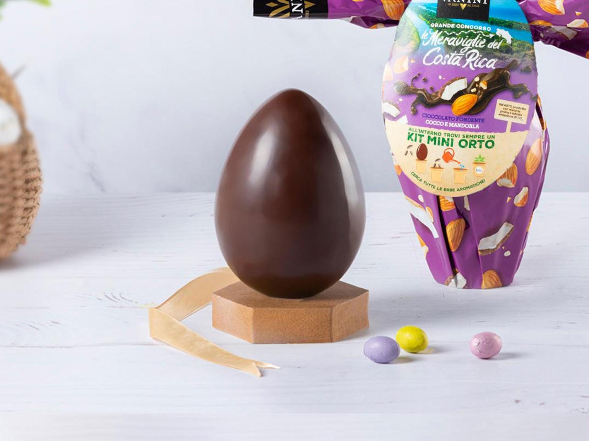 Uovo fondente con granella di mandorle e scaglie di cocco