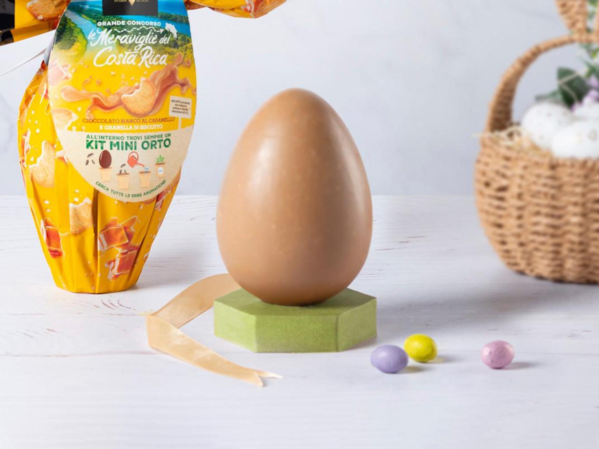 Uovo di cioccolato bianco con caramello e granella di biscotto