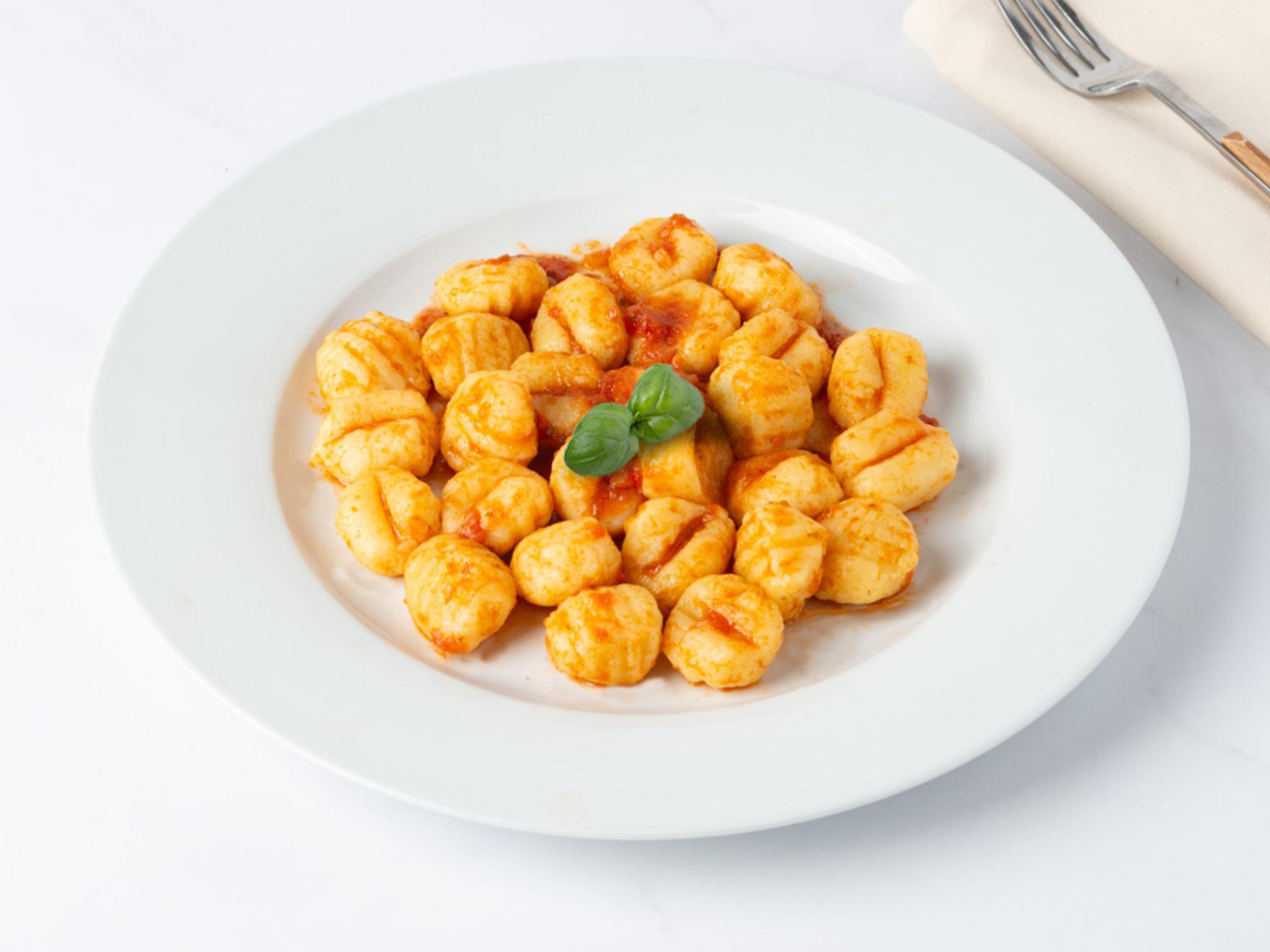 Gnocchi con sugo al pomodoro e basilico