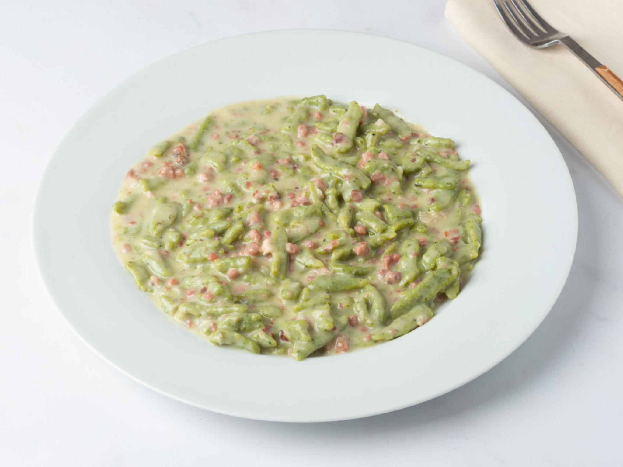 Spatzle di spinaci con panna e speck