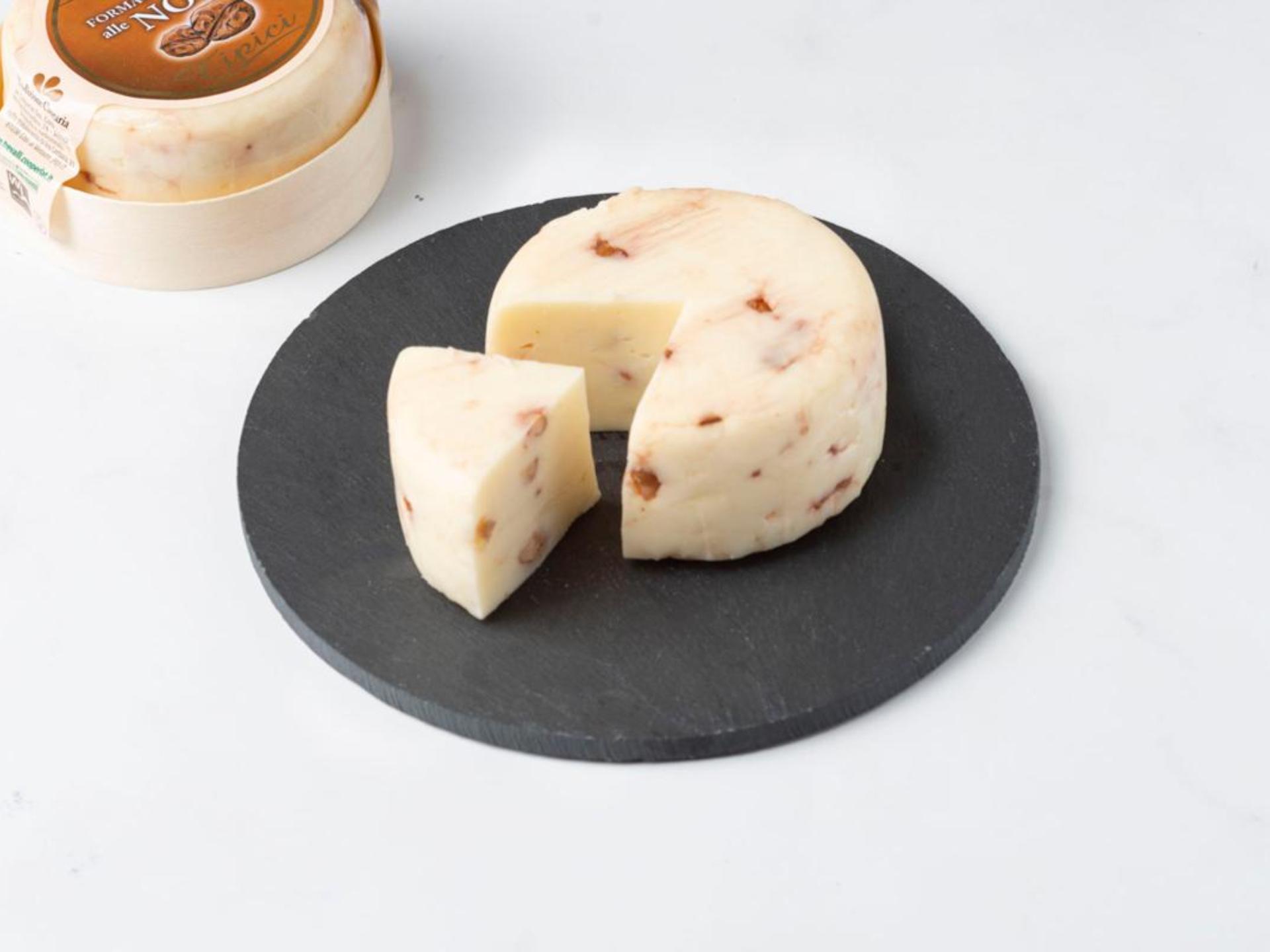 Caciotta  mista alle noci