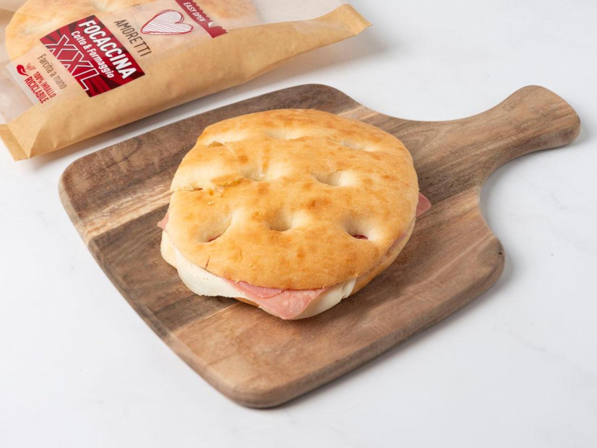 Focaccina maxi con prosciutto cotto e scamorza