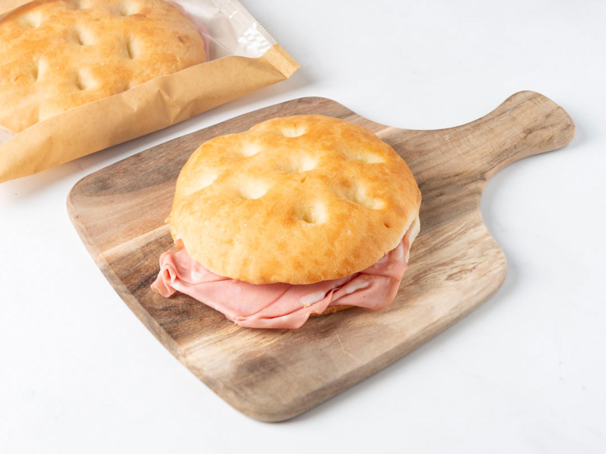 Focaccina max con mortadella