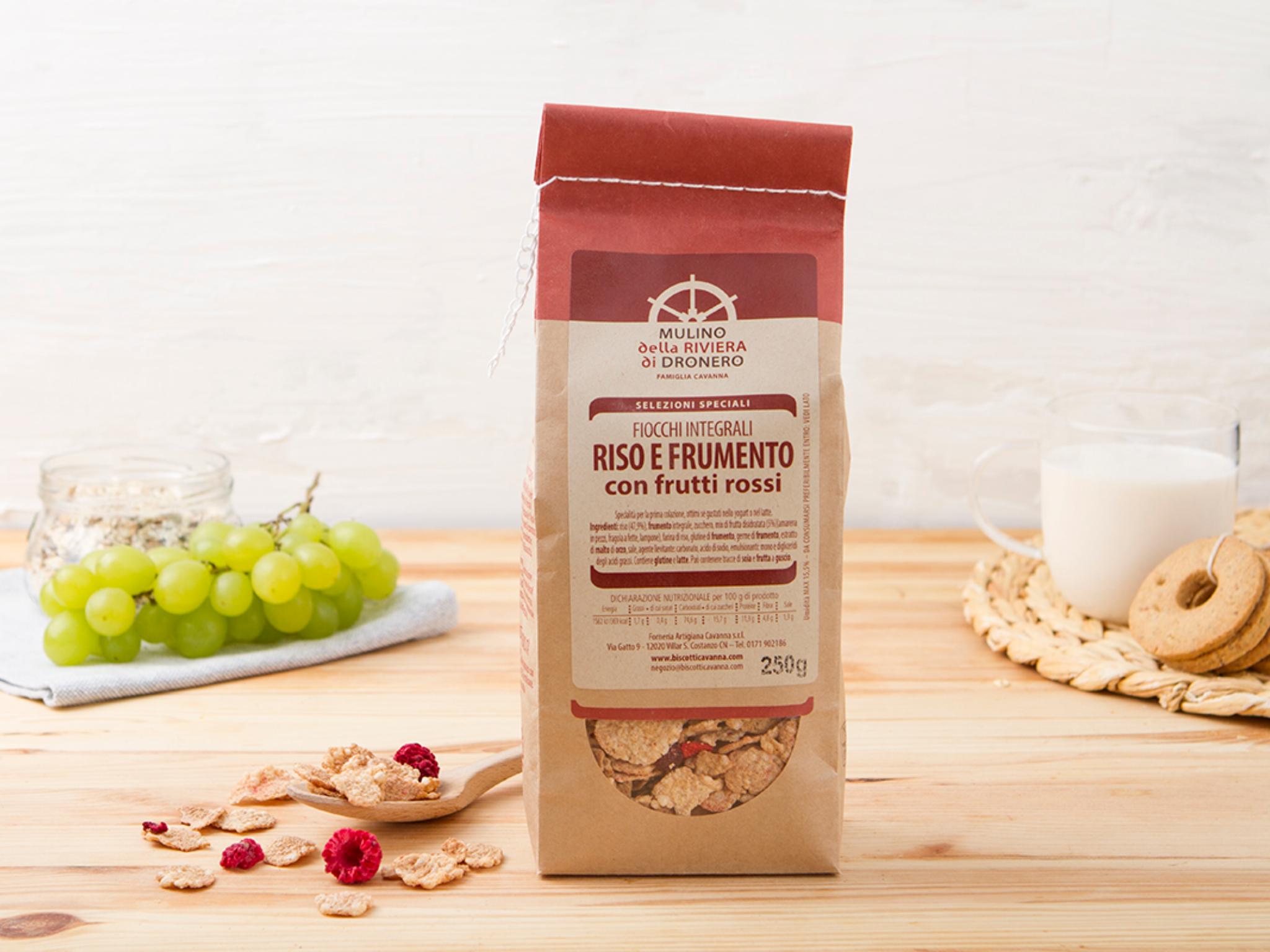 Fiocchi integrali con frutti rossi