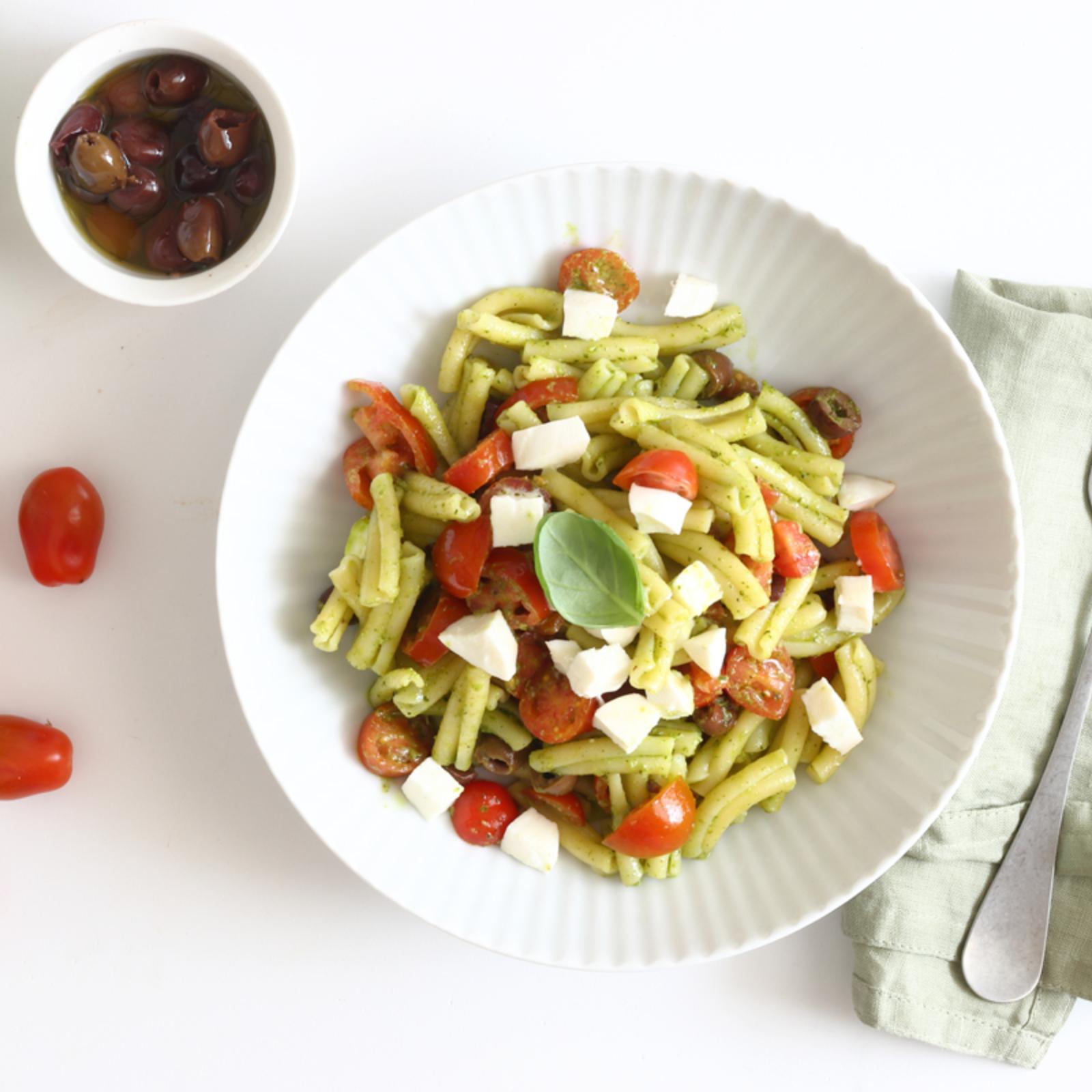 Kit insalata di pasta con pesto, pomodorini e olive