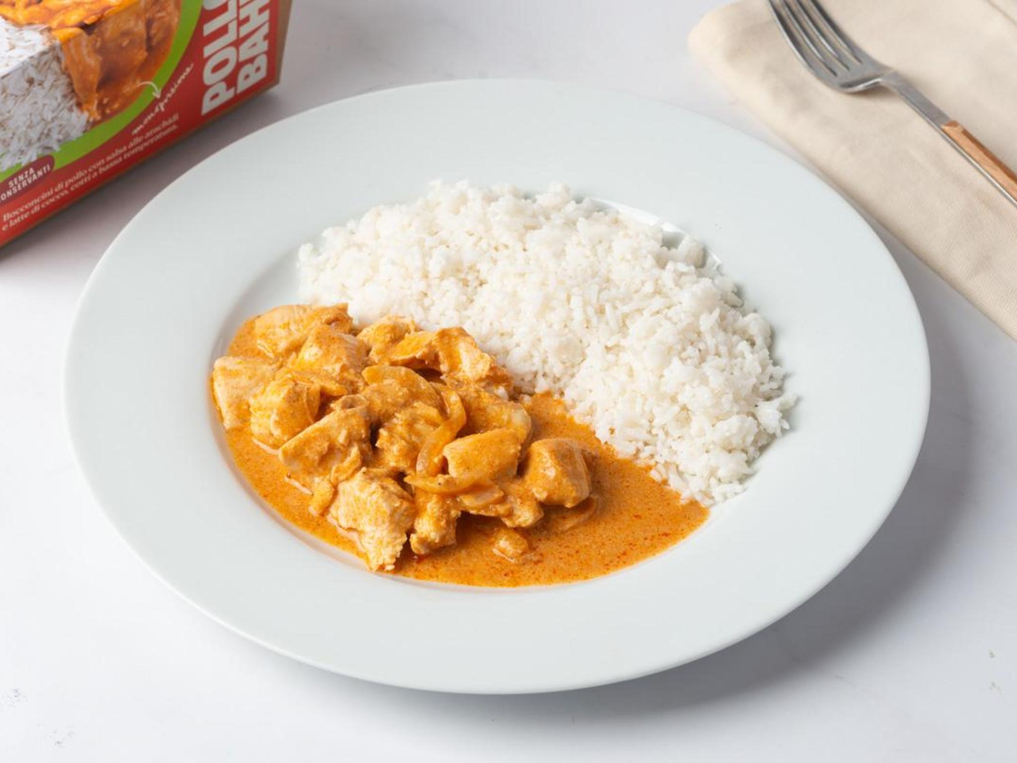 Pollo in salsa cocco e arachidi con riso basmati