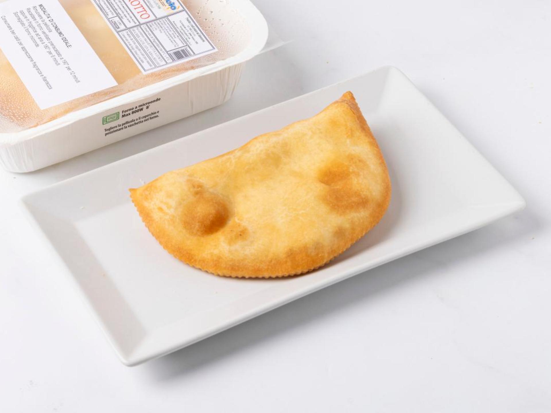 Panzerotto con pomodoro e mozzarella