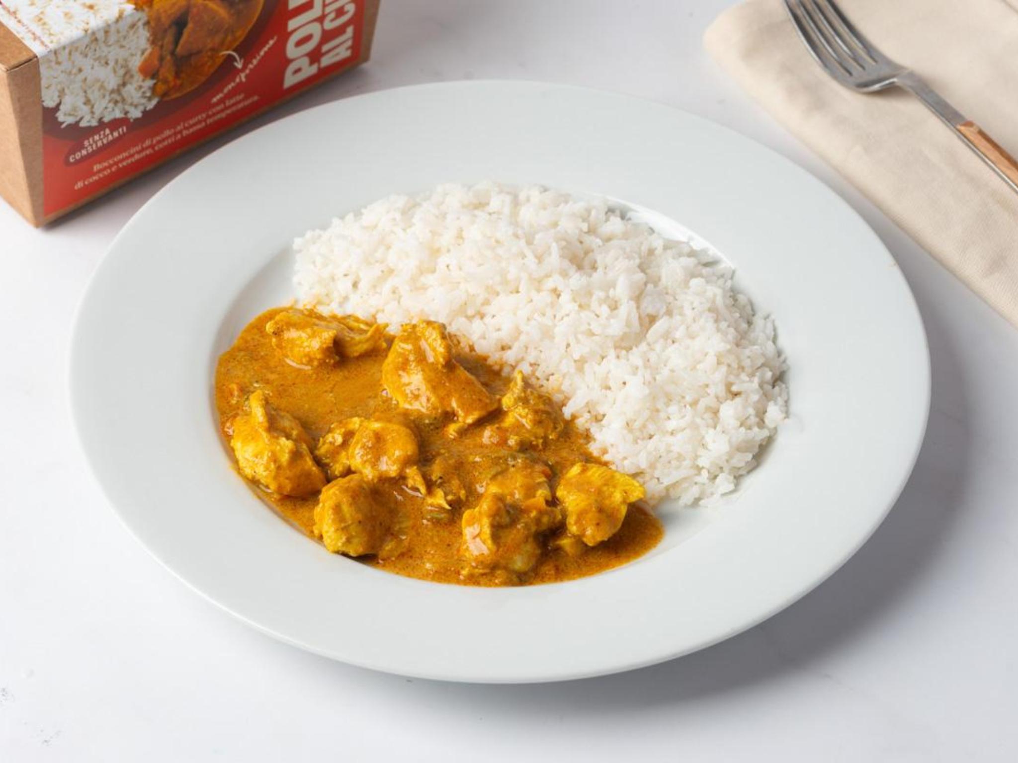 Pollo al curry con verdure con riso basmati