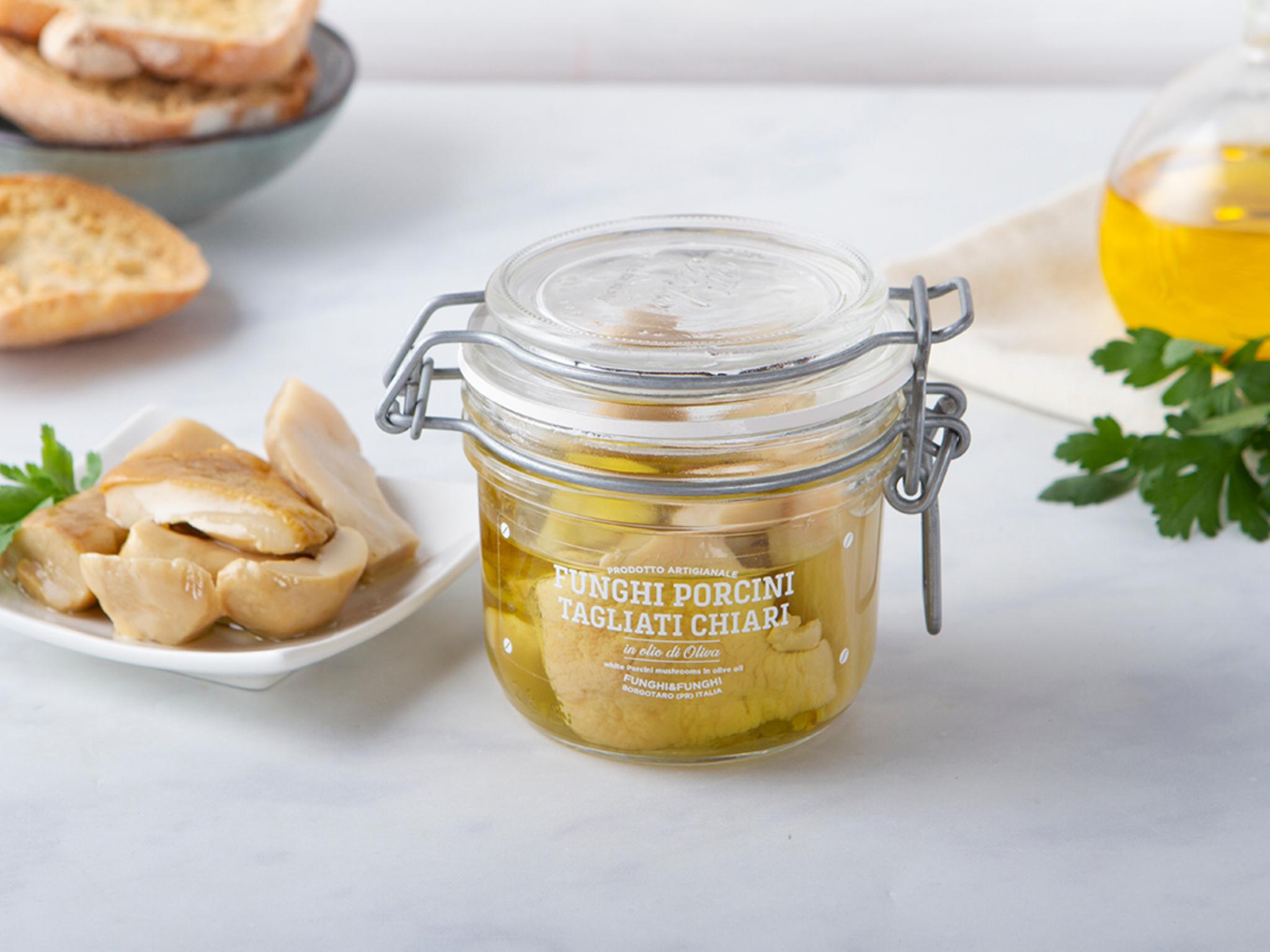 Funghi porcini tagliati testa chiara in olio di oliva