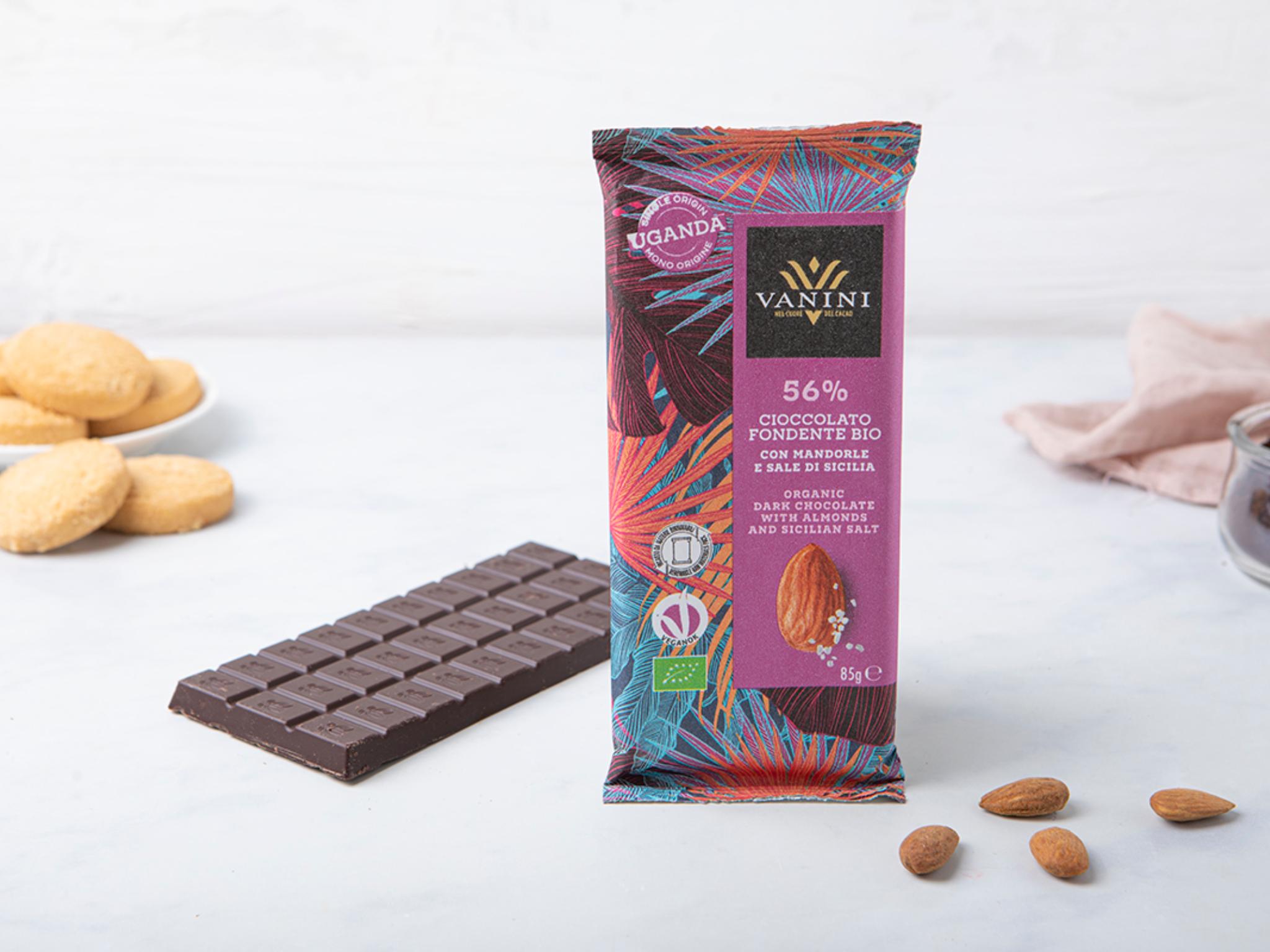 Cioccolato fondente 56% con mandorle e sale BIO