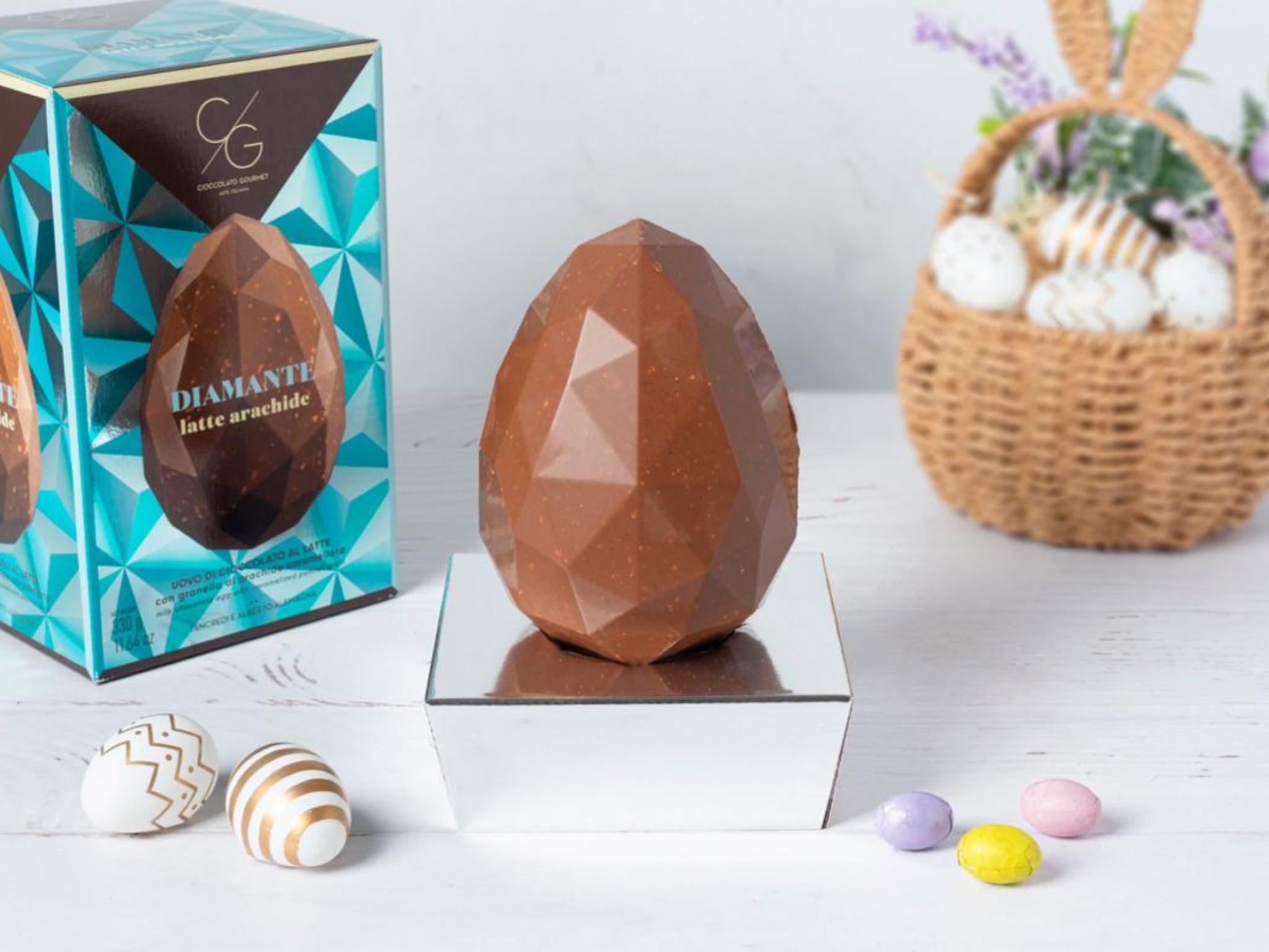 Uovo di cioccolato al latte e arachidi