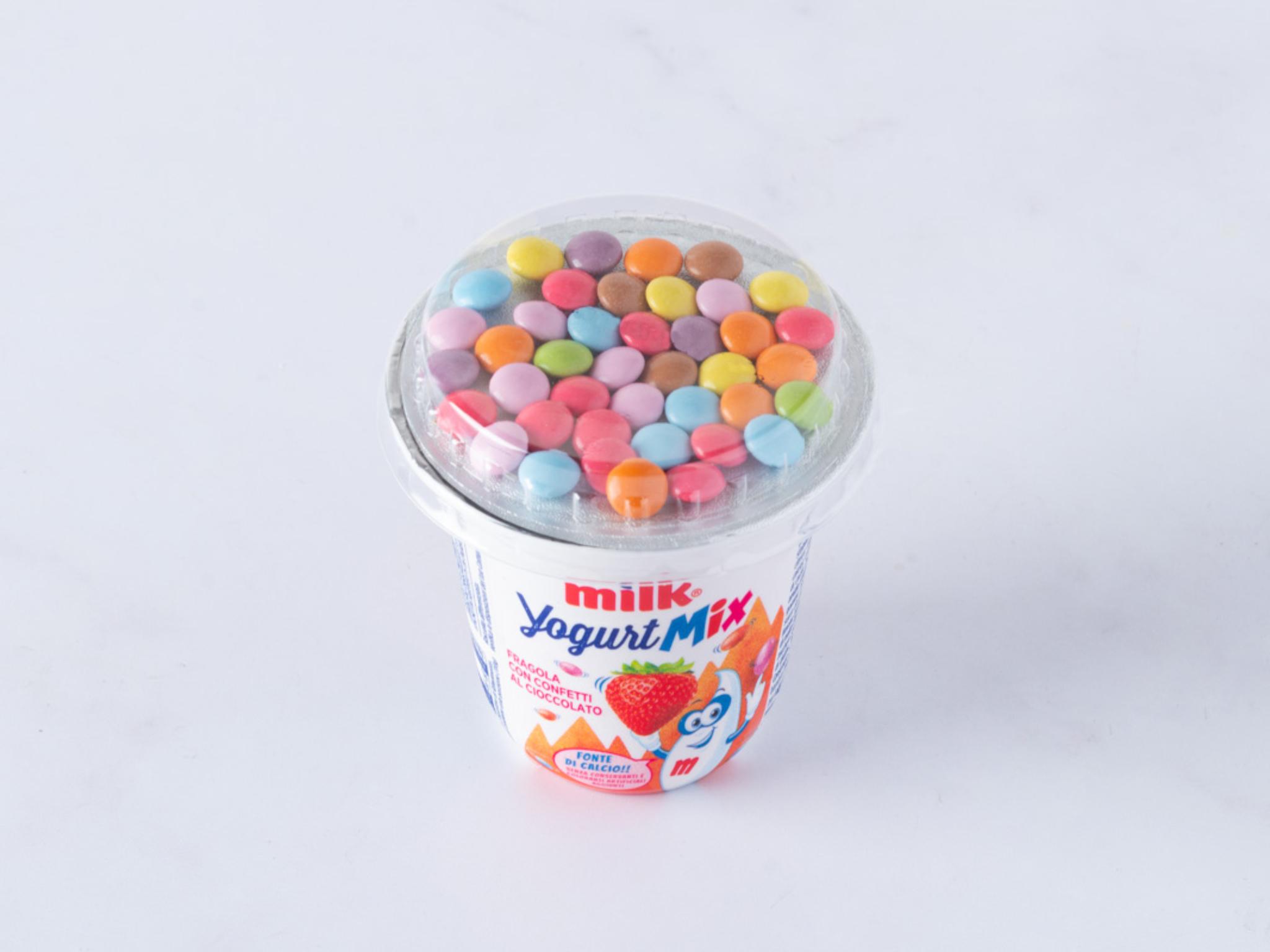 Yogurt alla fragola con confettini