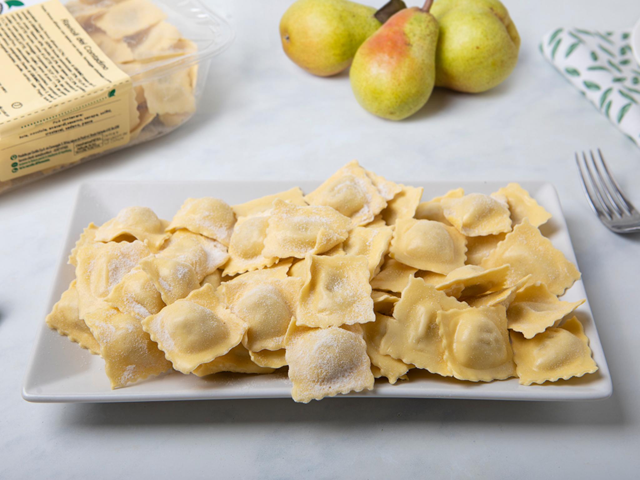 Ravioli del contadino con formaggio erborinato e pere