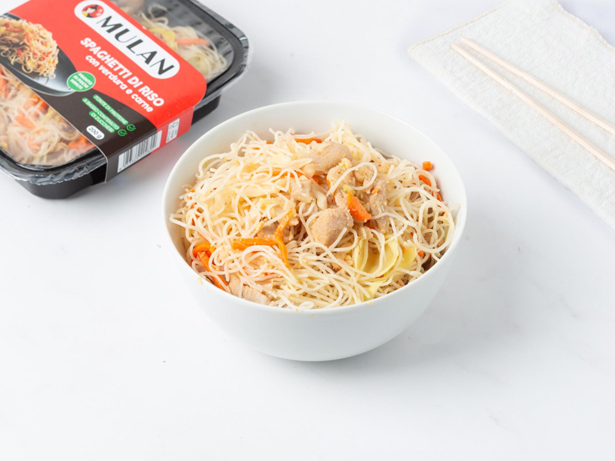 Spaghetti di riso con verdure e carne