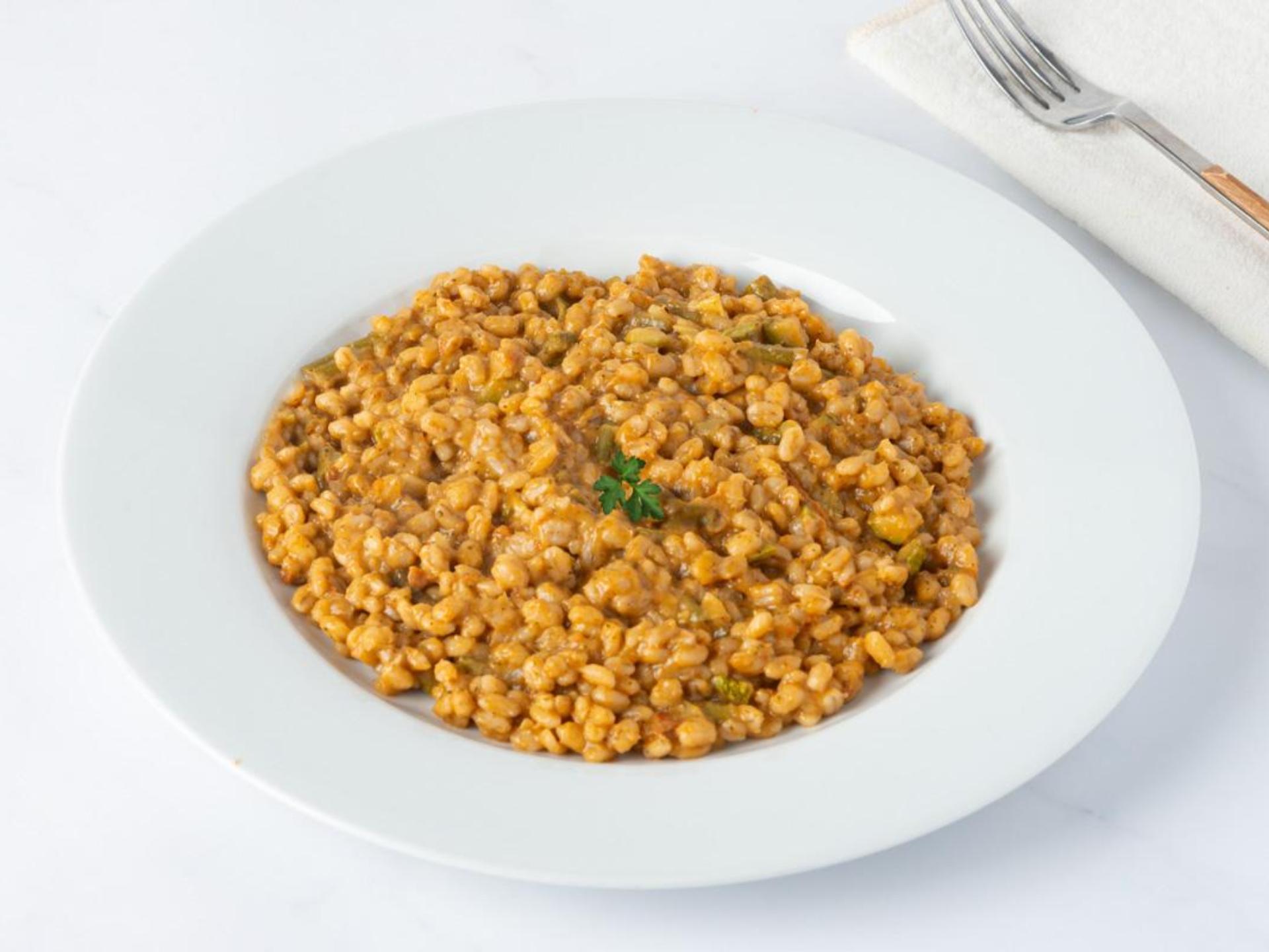 Insalata di orzo, pesto e verdure