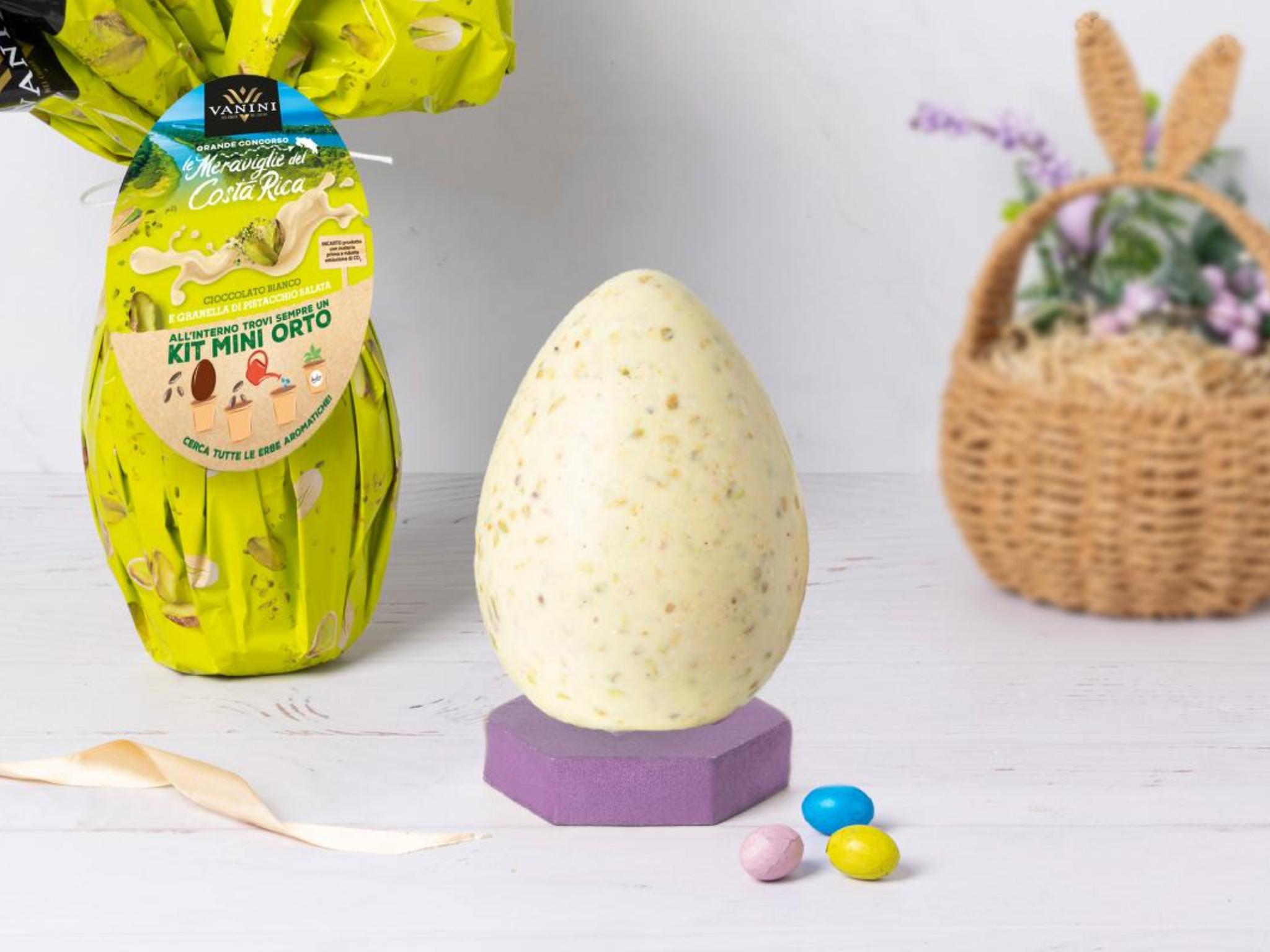 Uova di cioccolato bianco con granella di pistacchio salata