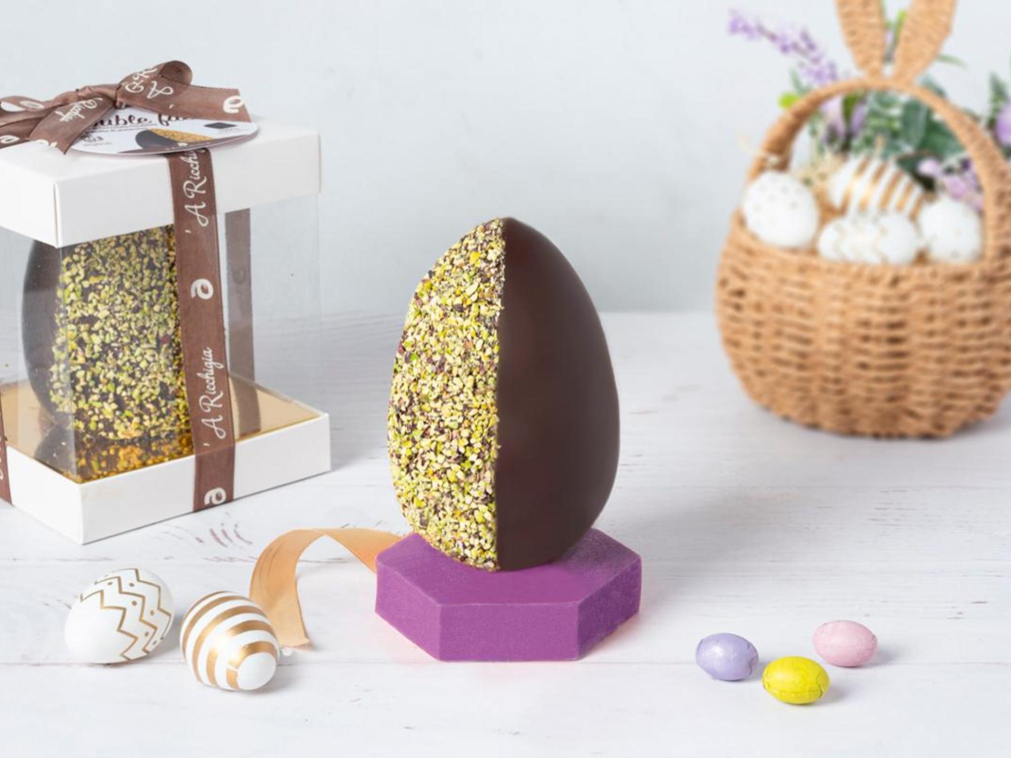Uovo di cioccolato fondente con granella di pistacchio
