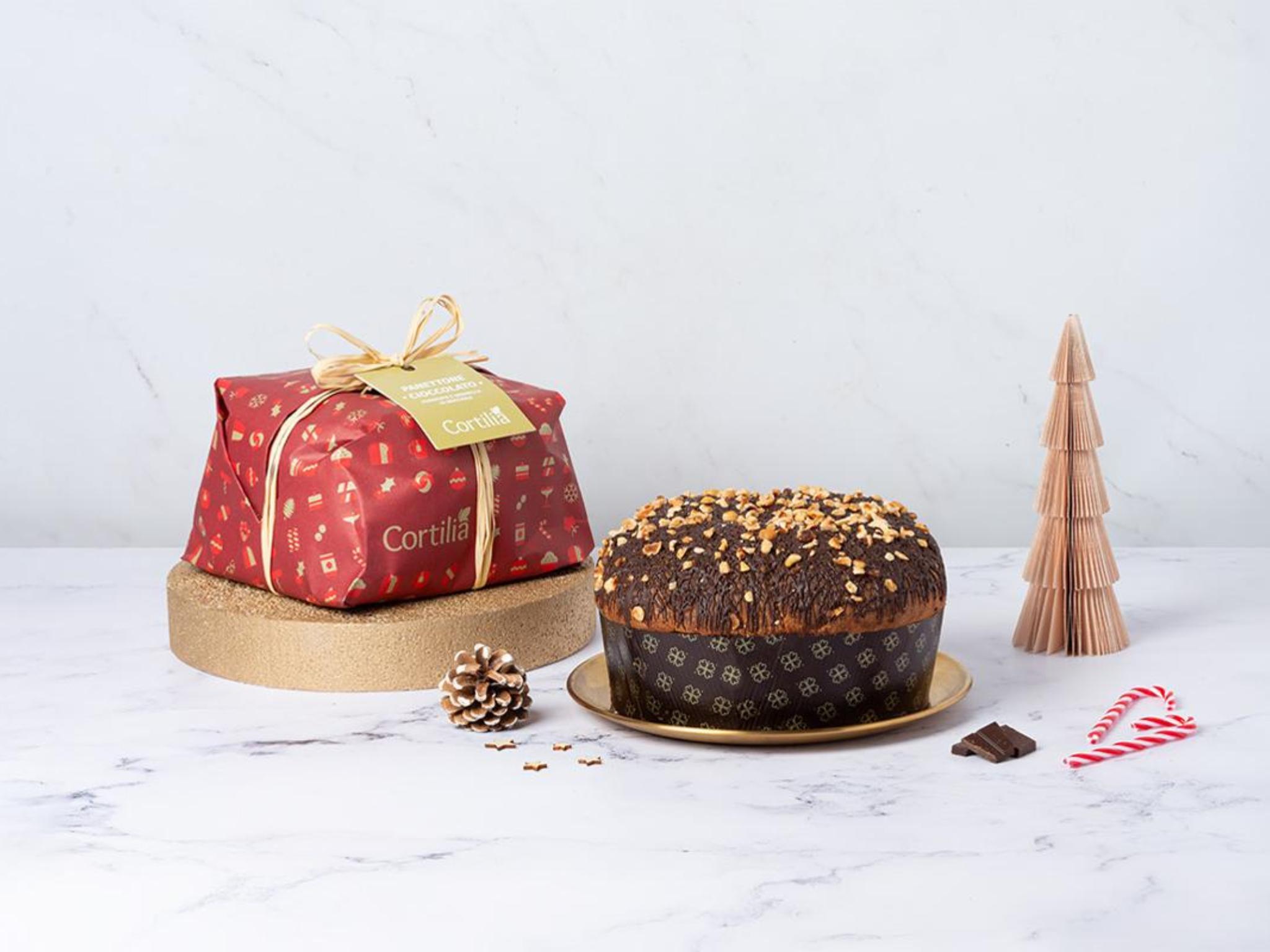 Panettone al cioccolato ricoperto di nocciole Cortilia
