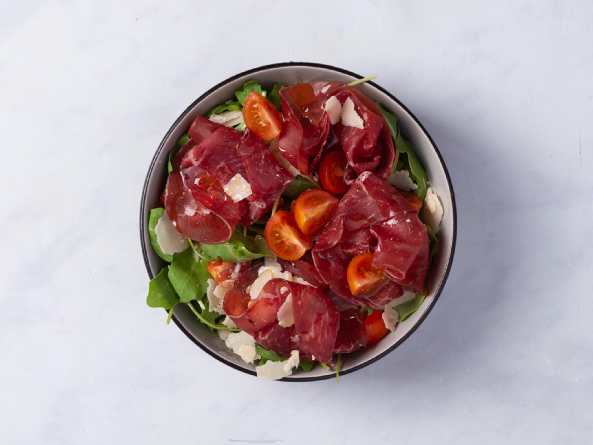 Kit insalata con bresaola, pomodorini e scaglie di parmigiano