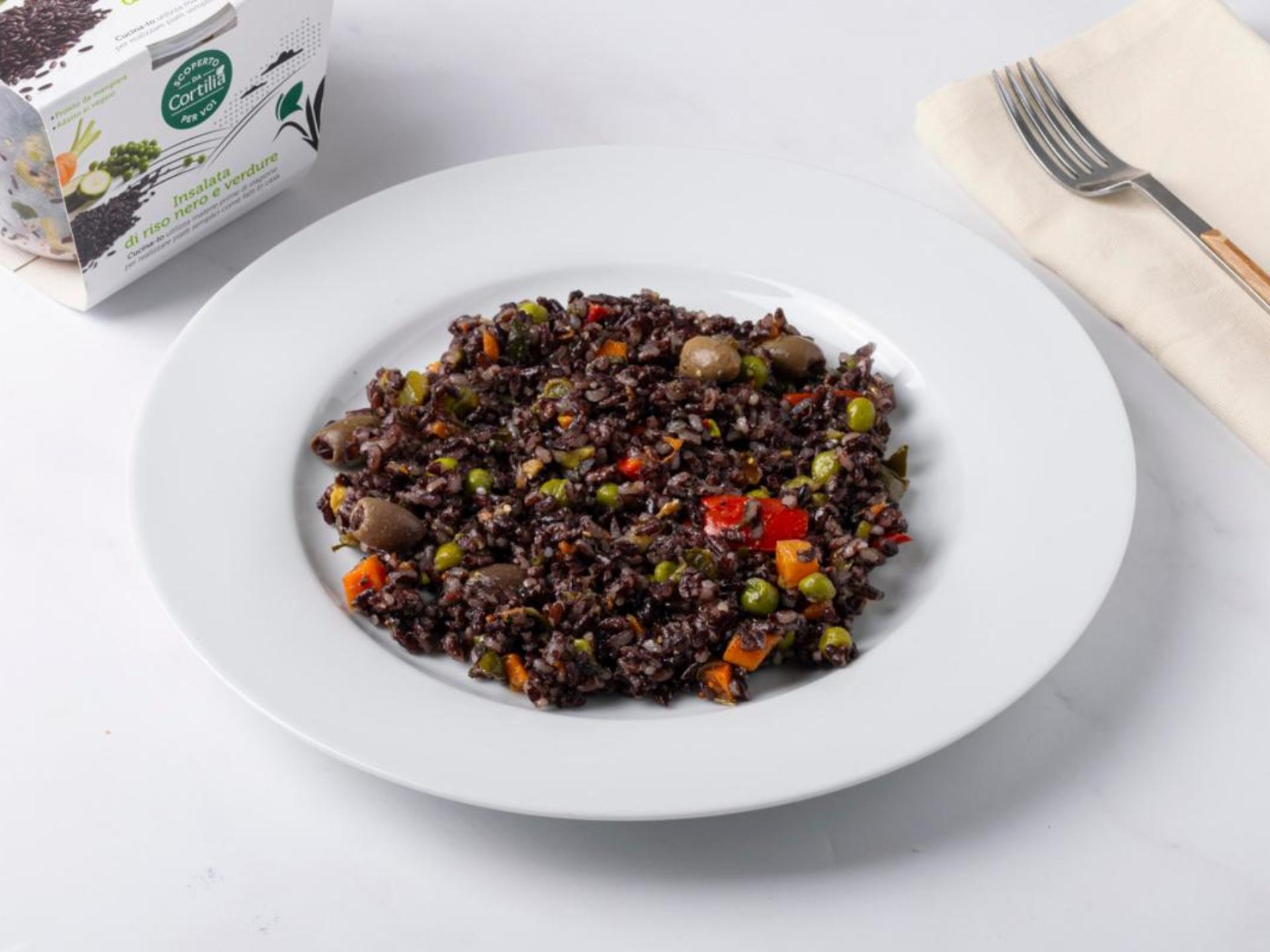 Insalata di riso nero e verdure