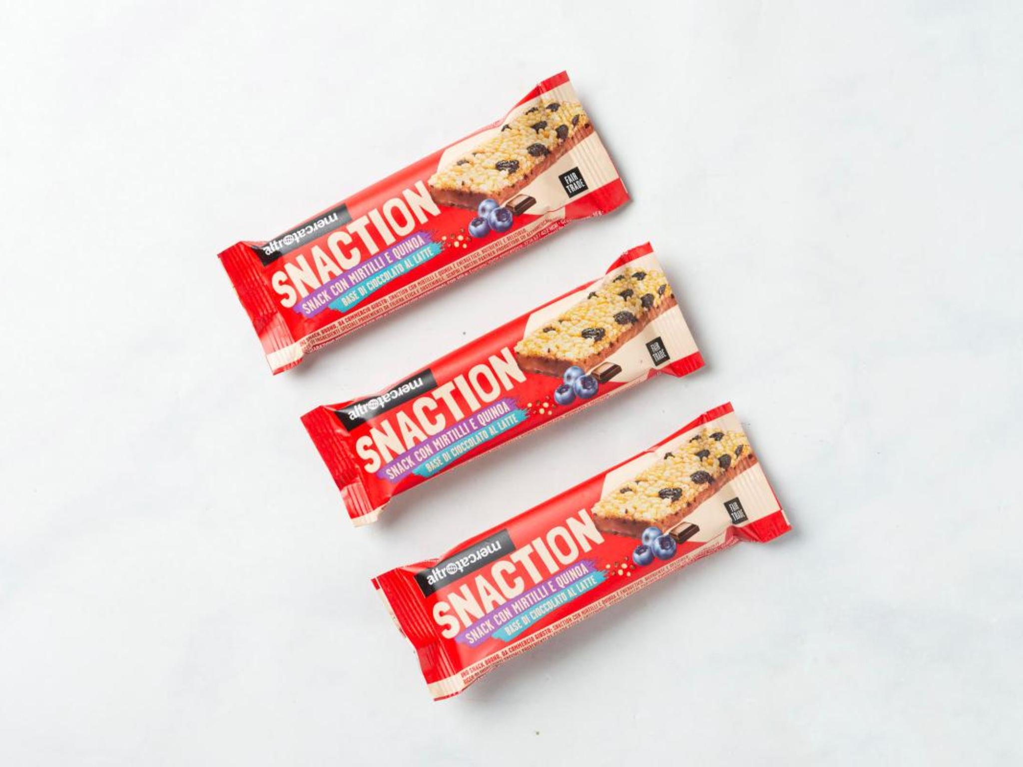 3 Barretta mirtilli e quinoa, con base di cioccolato al latte