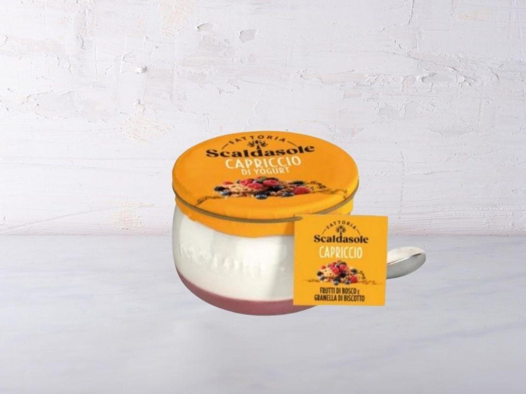 Capriccio di yogurt con frutti di bosco e biscotto