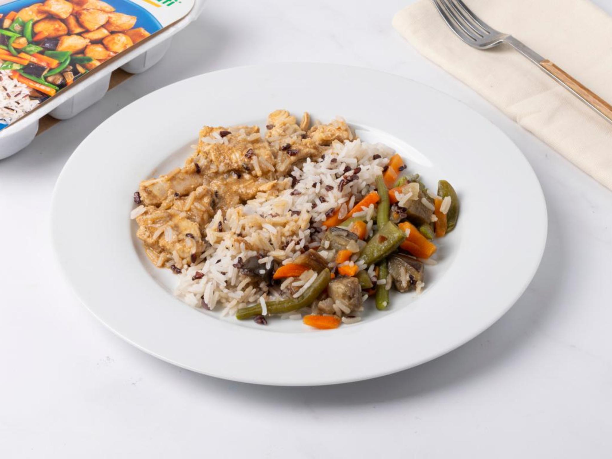 Buoni e bilanciati Pollo all'orientale con riso e verdure