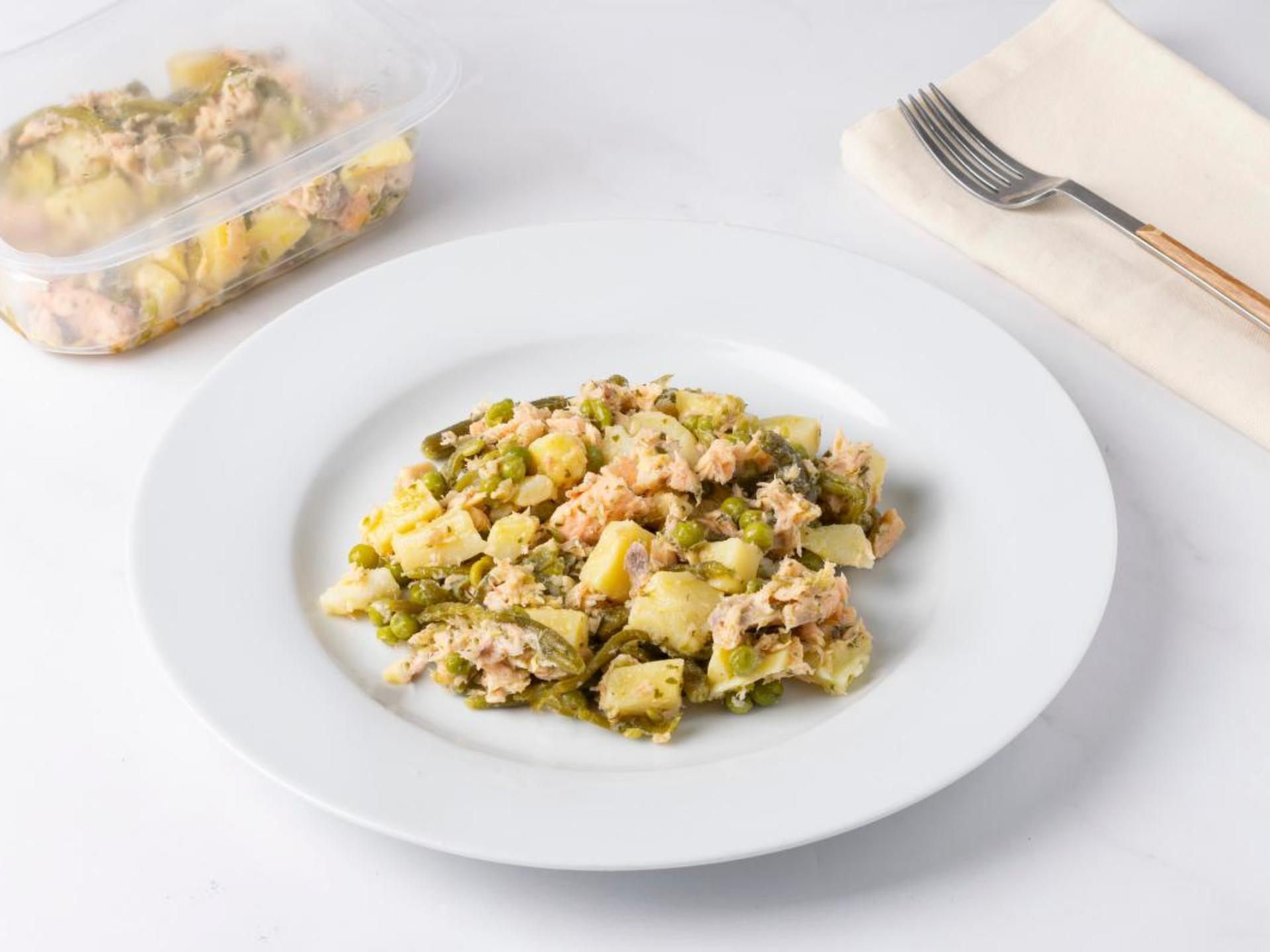 Insalata di salmone, patate, fagiolini e piselli