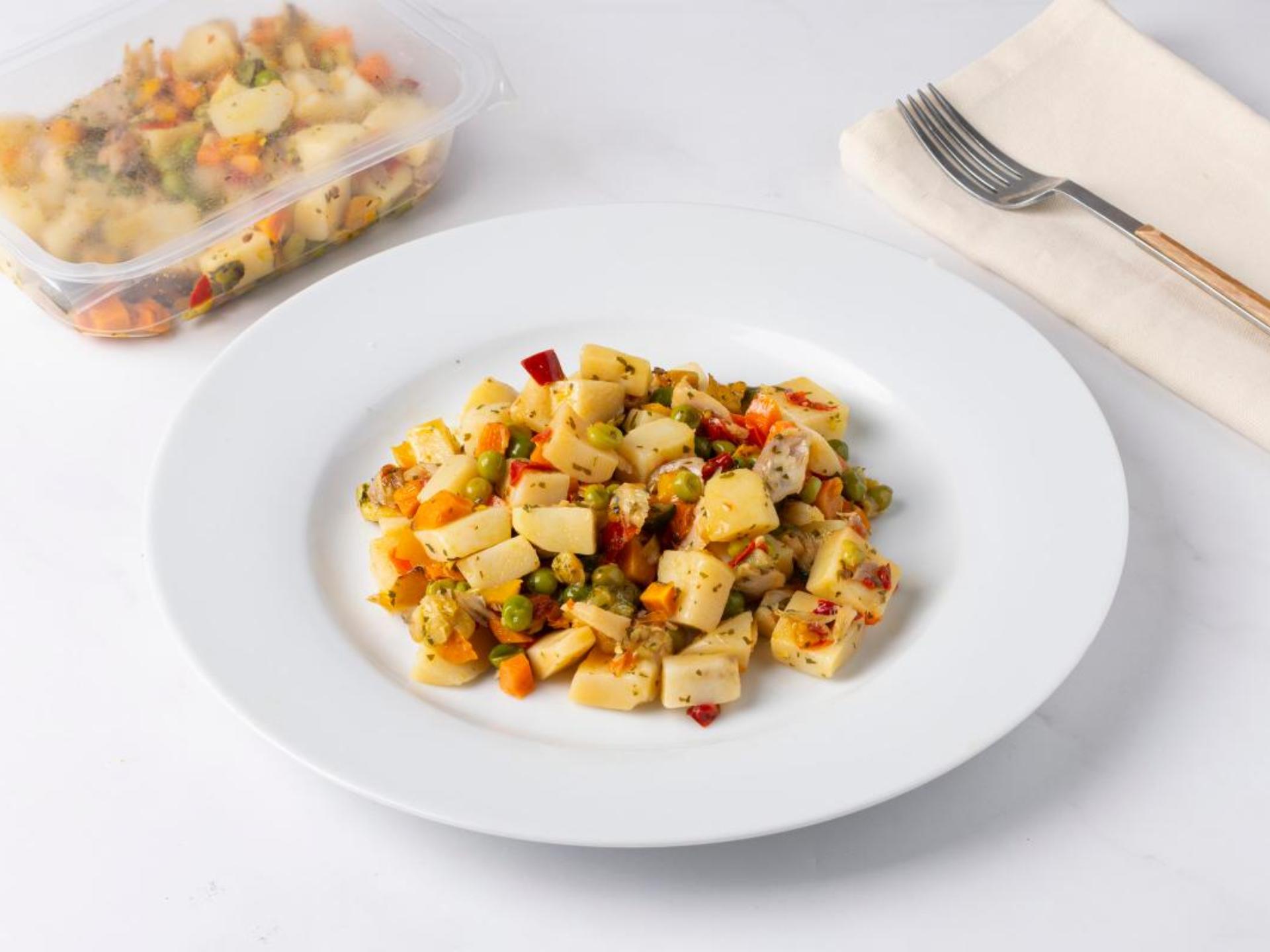 Insalata di merluzzo, patate, pomodori secchi e verdure