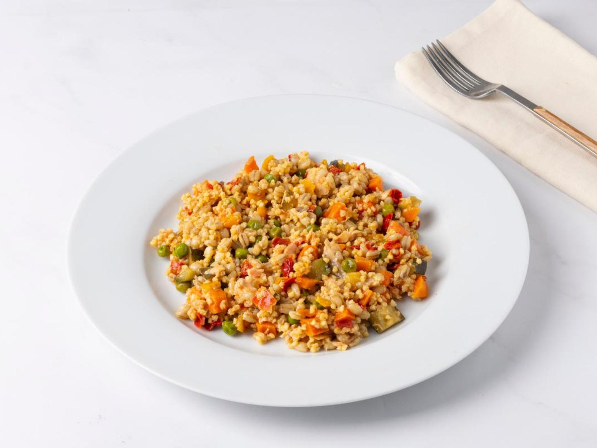 Insalata di orzo, miglio, verdure e salmone