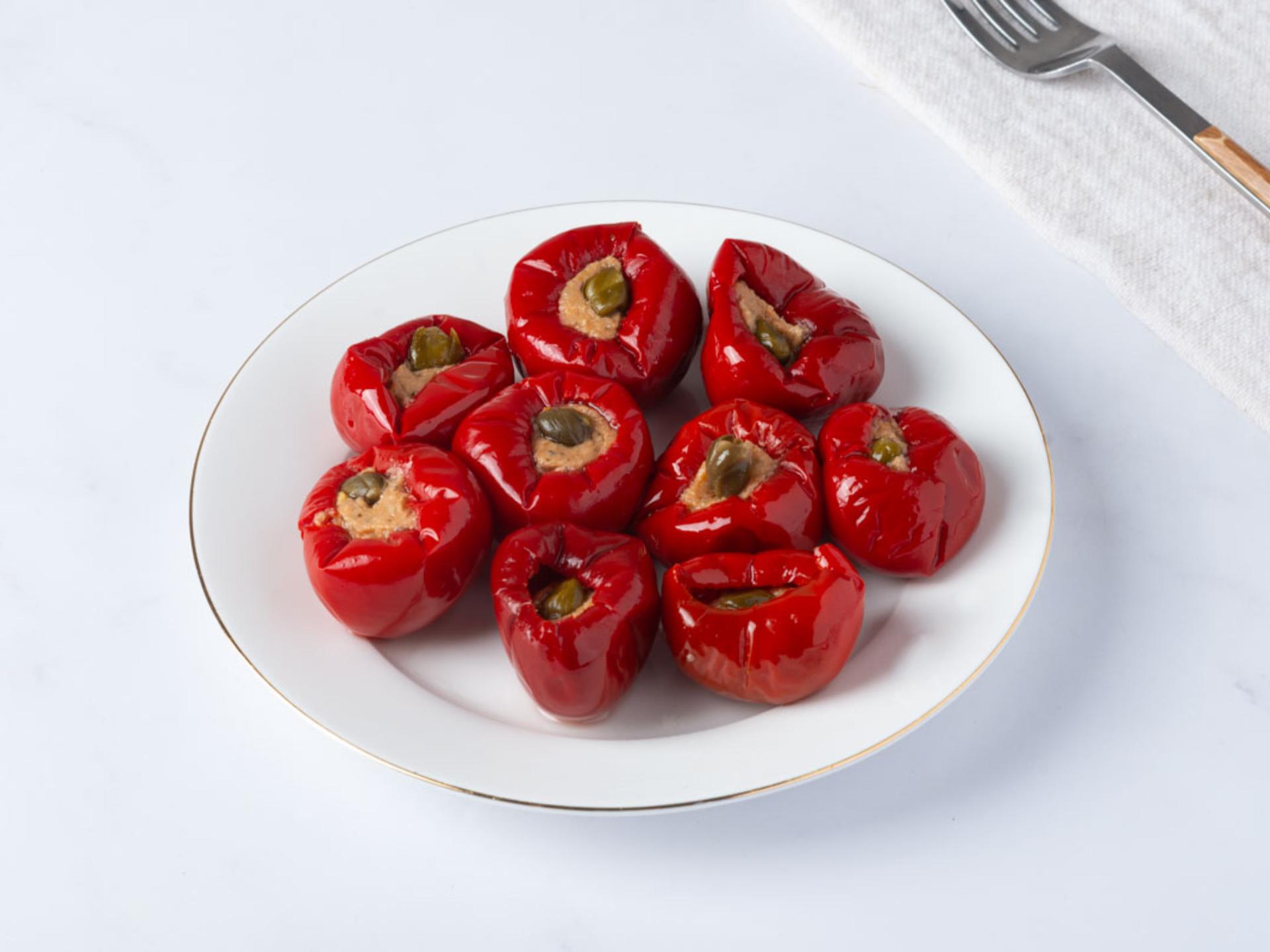 Peperoncini farciti con tonno e capperi