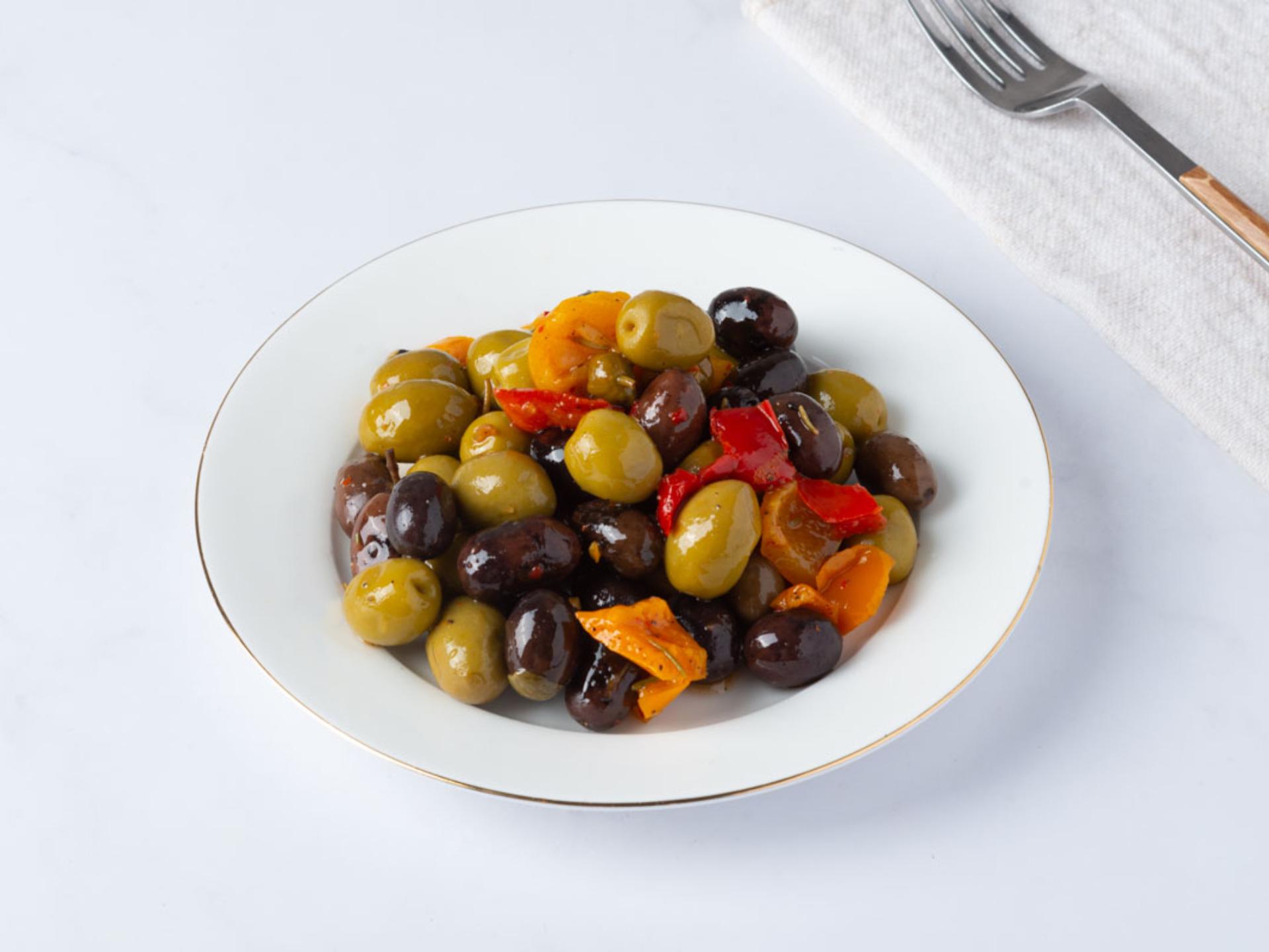 Mix di olive marinate con peperoni