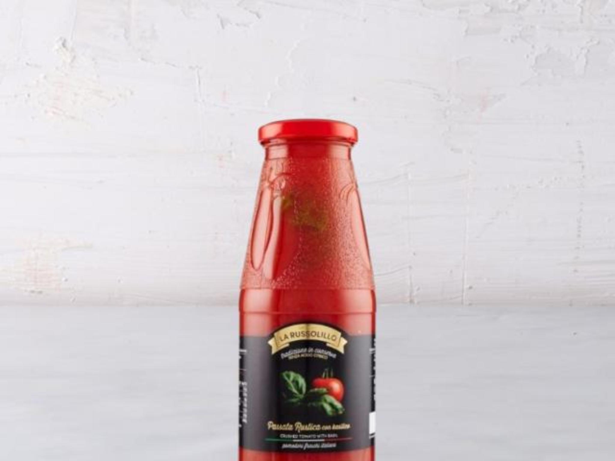 Passata di pomodoro rustica con basilico