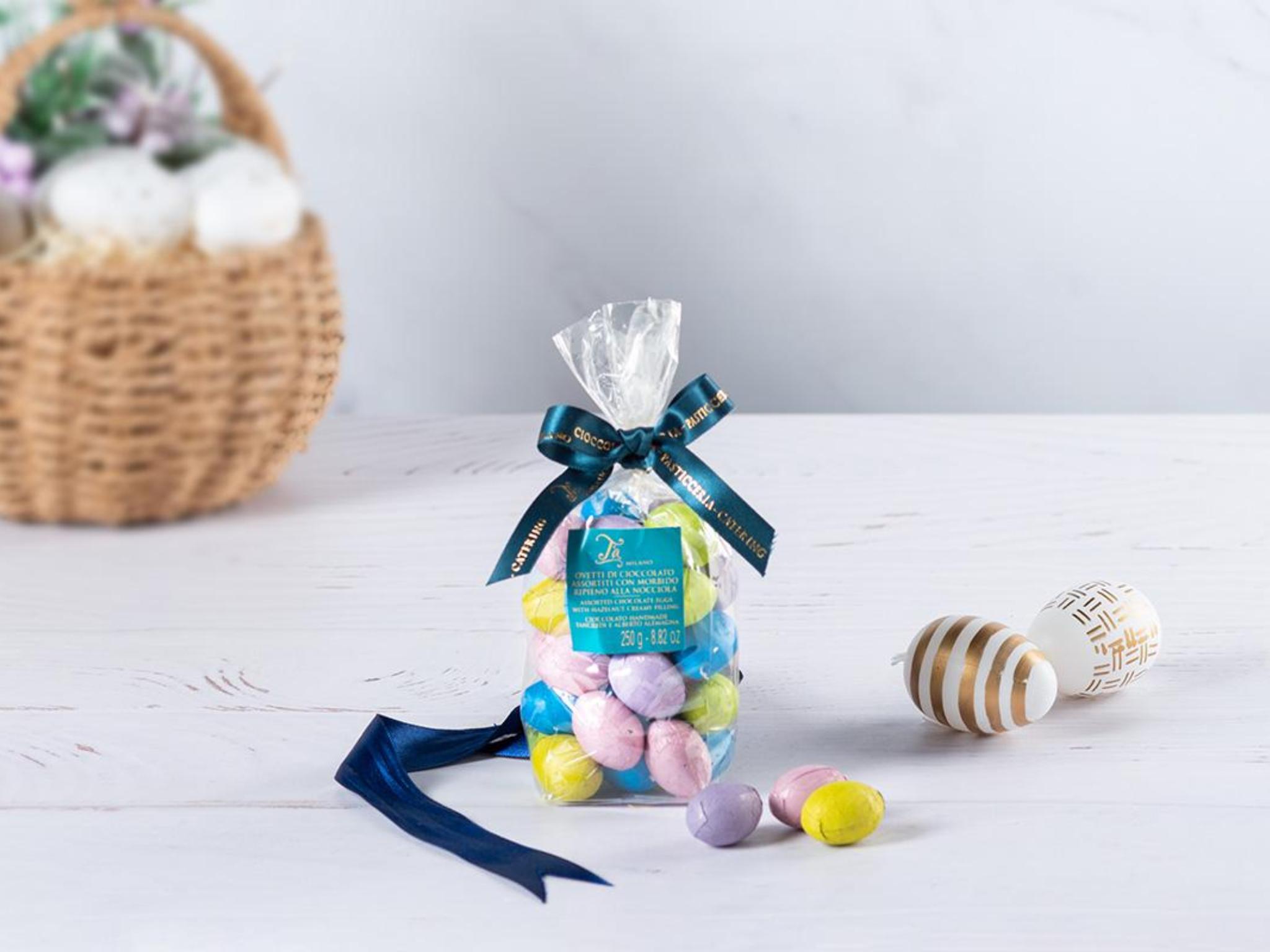 Ovetti di cioccolato fondente e al latte con ripieno alle nocciole