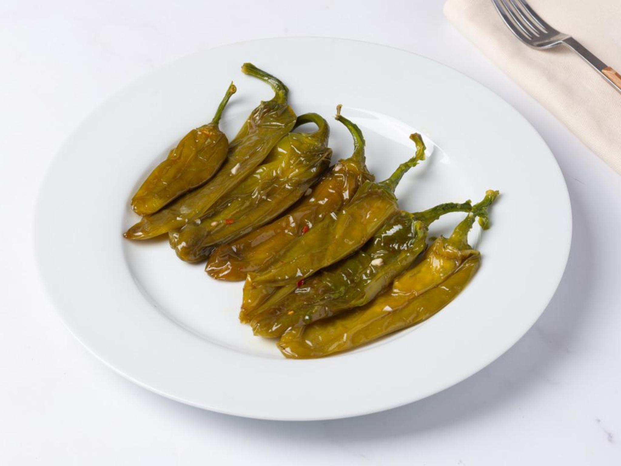 Friggitelli saltati con aglio e peperoncino