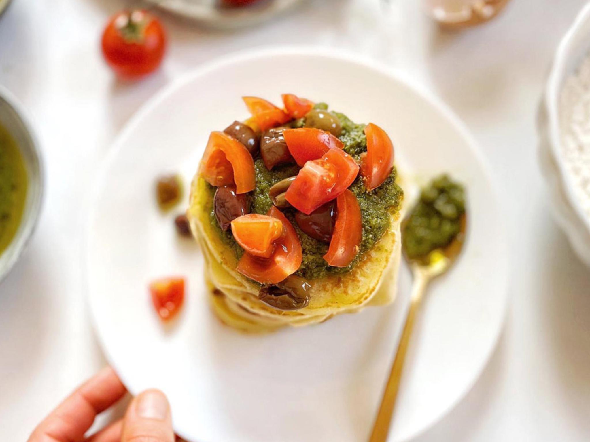 Kit pancakes salati con pesto, pomodori confit e olive