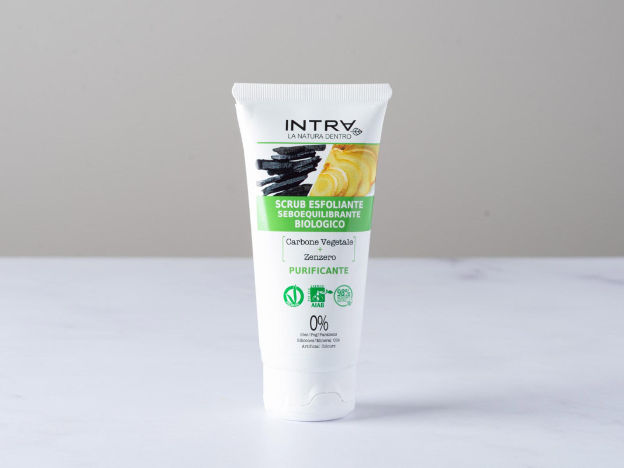 Scrub esfoliante al carbone vegetale e zenzero