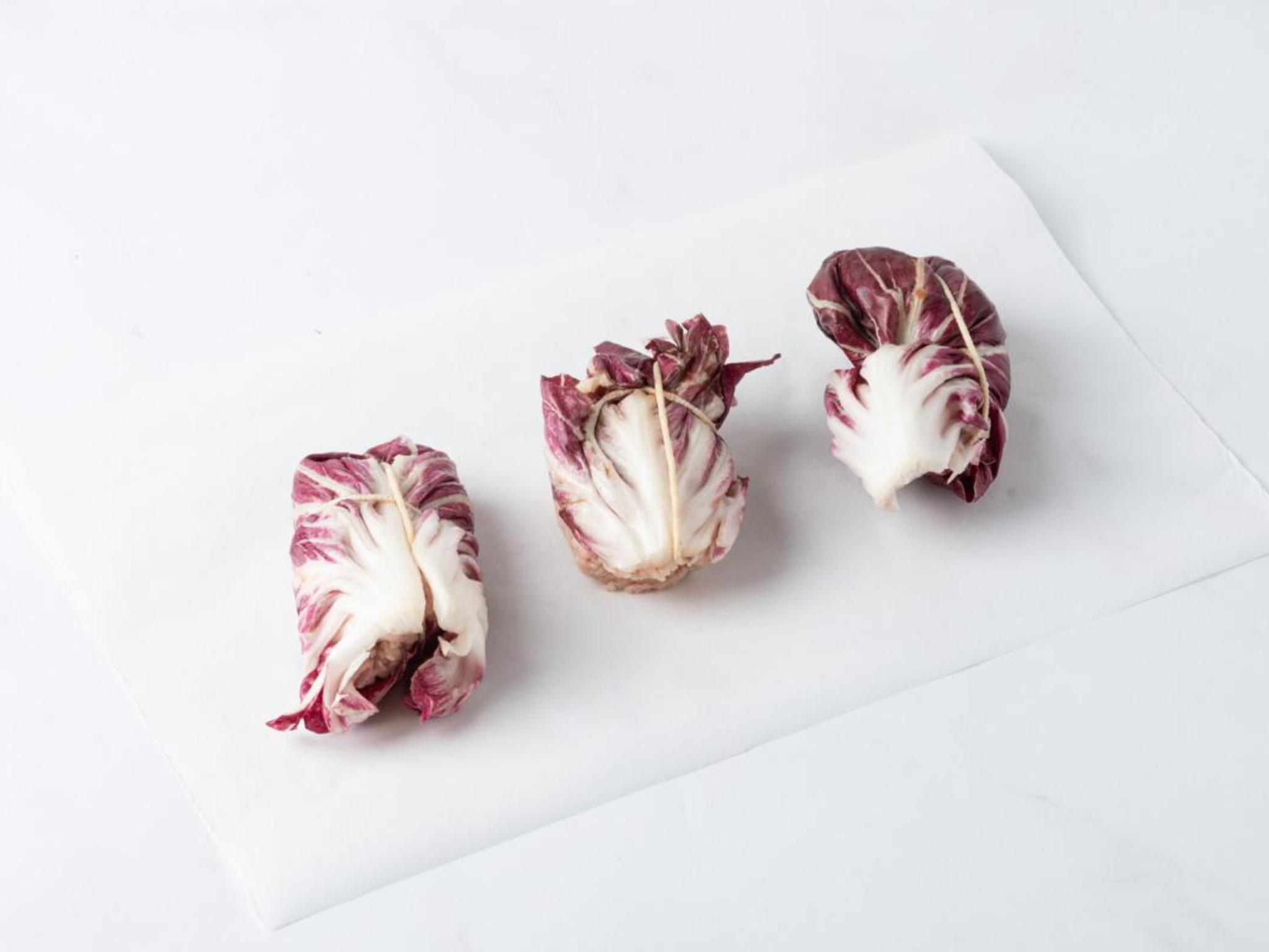 Involtini di radicchio ripieni con carne e scamorza
