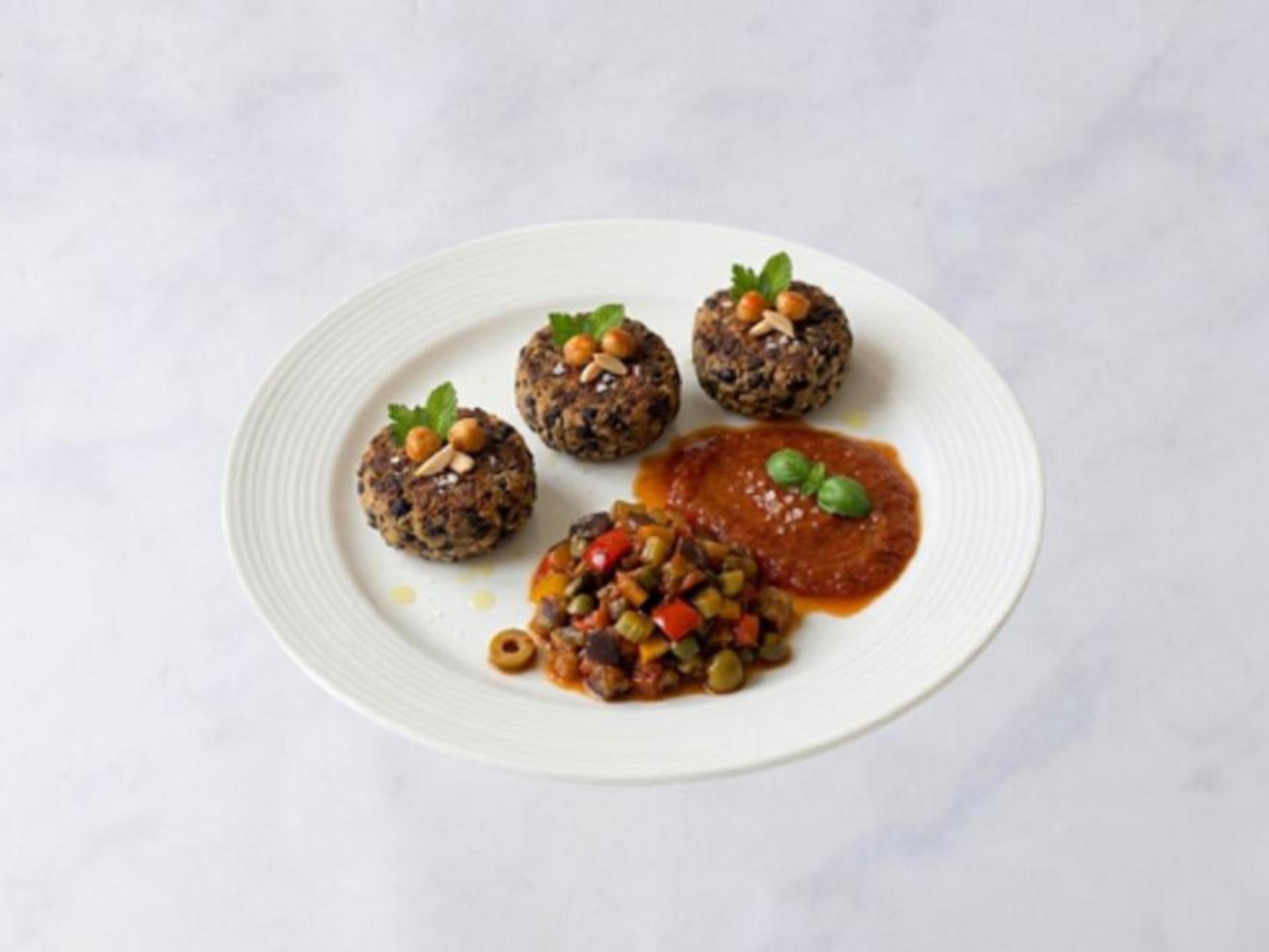 Mini burger vegani con caponata e sugo di pomodoro