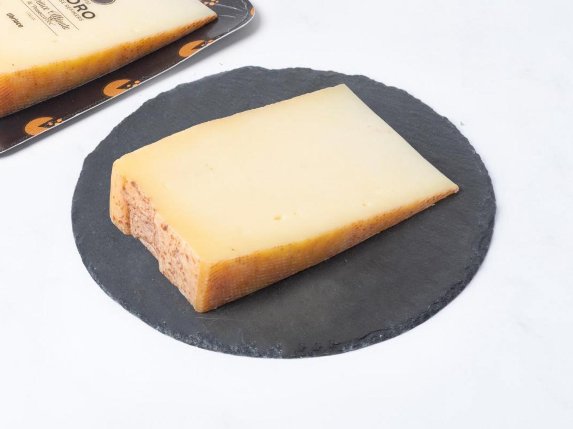 Formaggio stagionato affinato al Prosecco DOC