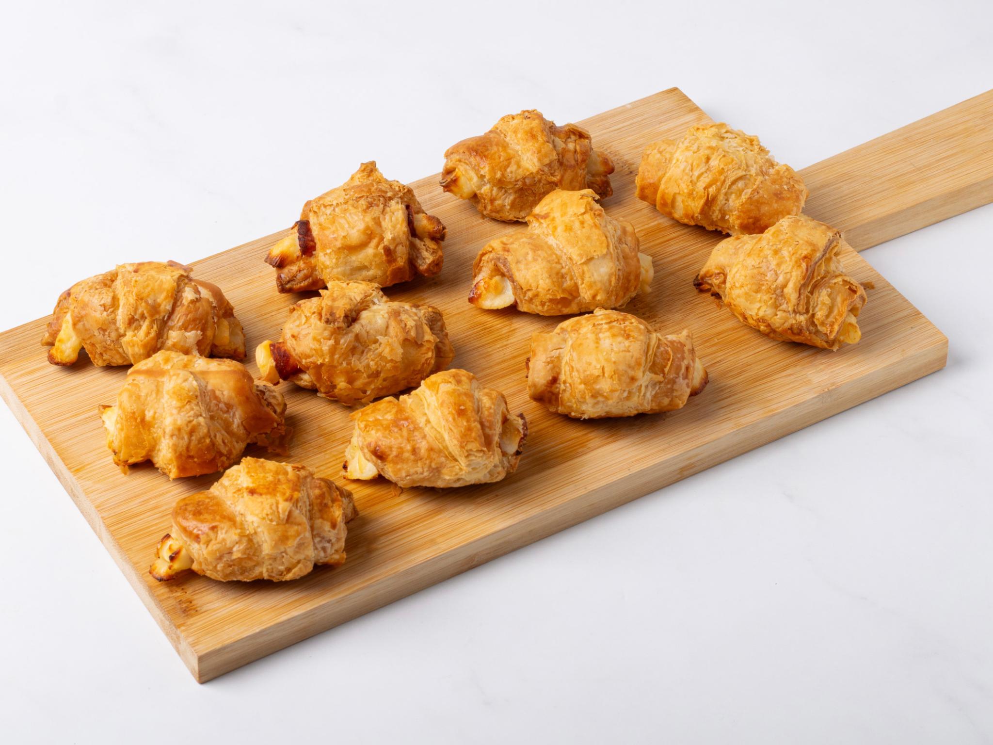 Mini croissant di sfoglia con prosciutto e formaggio