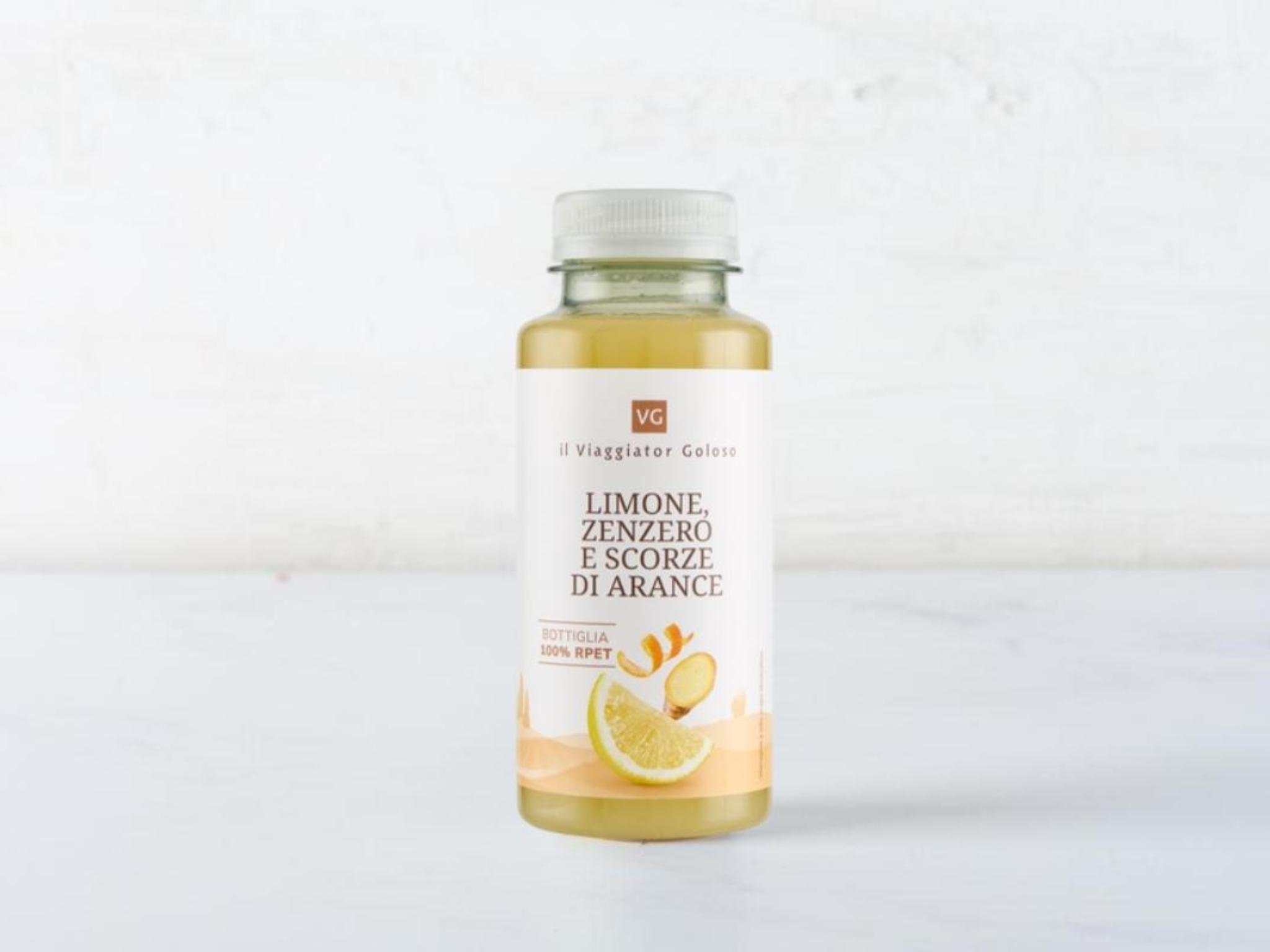 Bevanda limone, zenzero e scorze di arancia