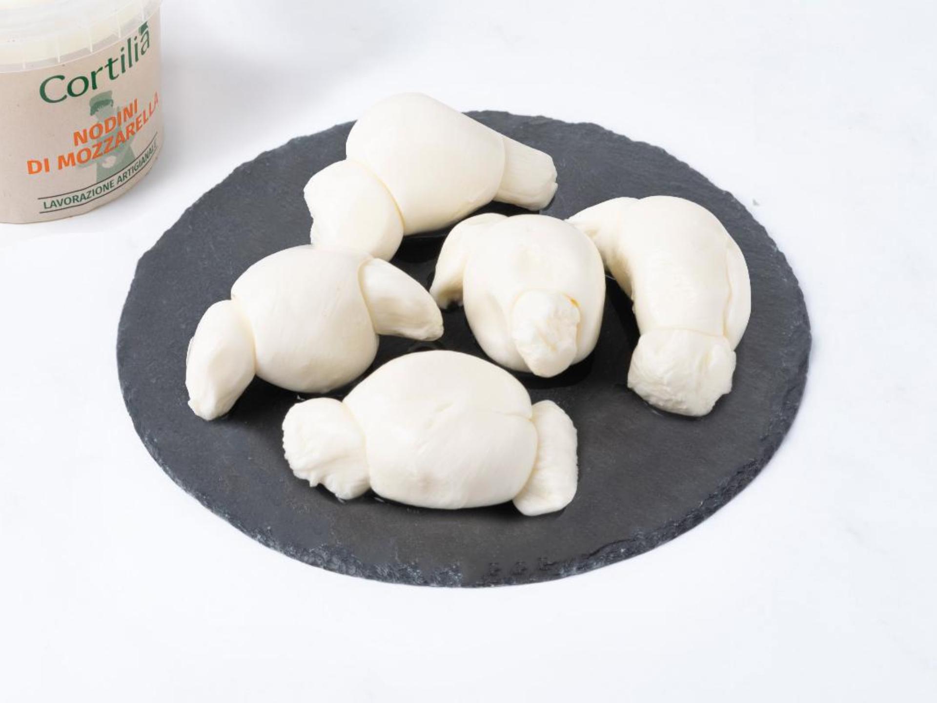 Nodini di mozzarella fatti a mano