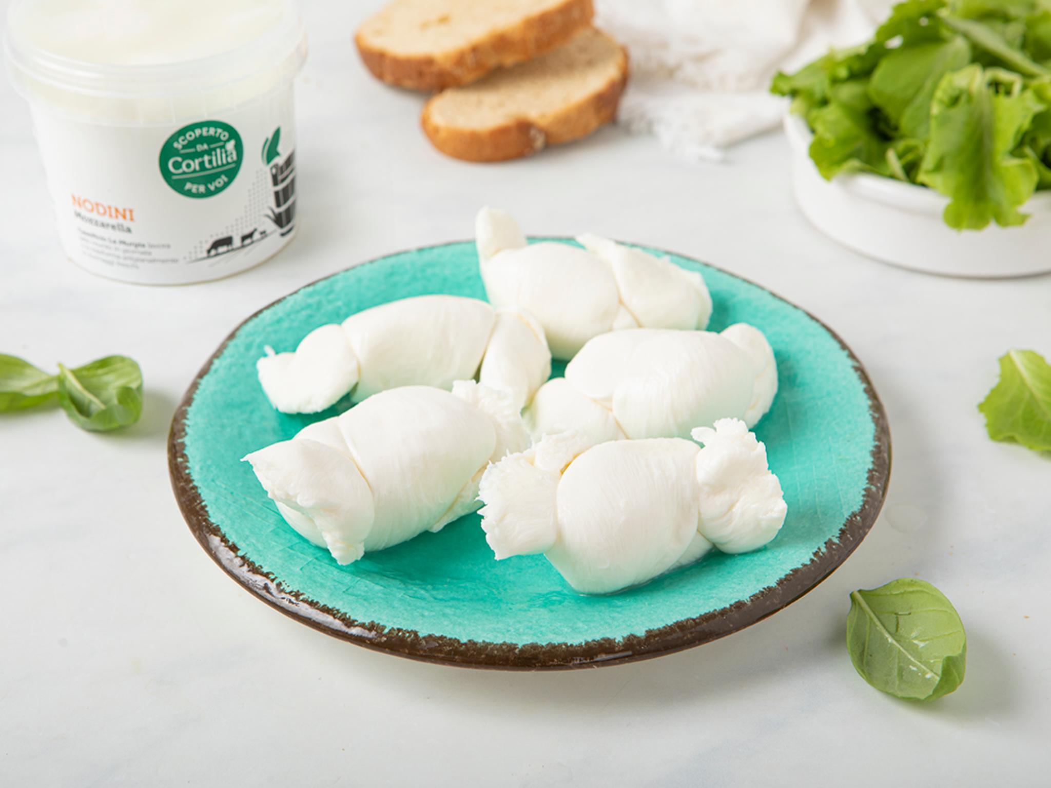 Nodini di mozzarella fatti a mano
