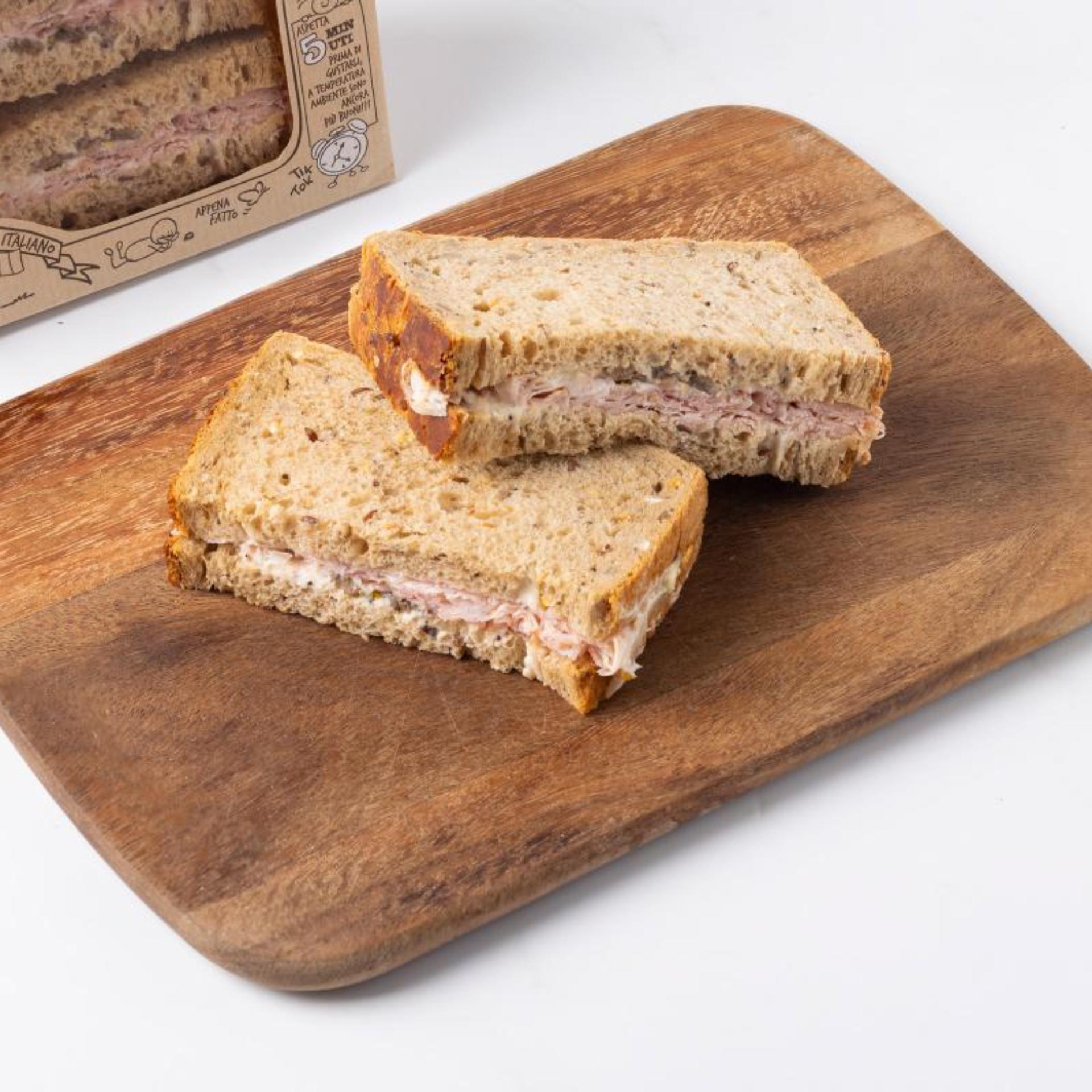 Panino con porchetta arrosto e funghi trifolati
