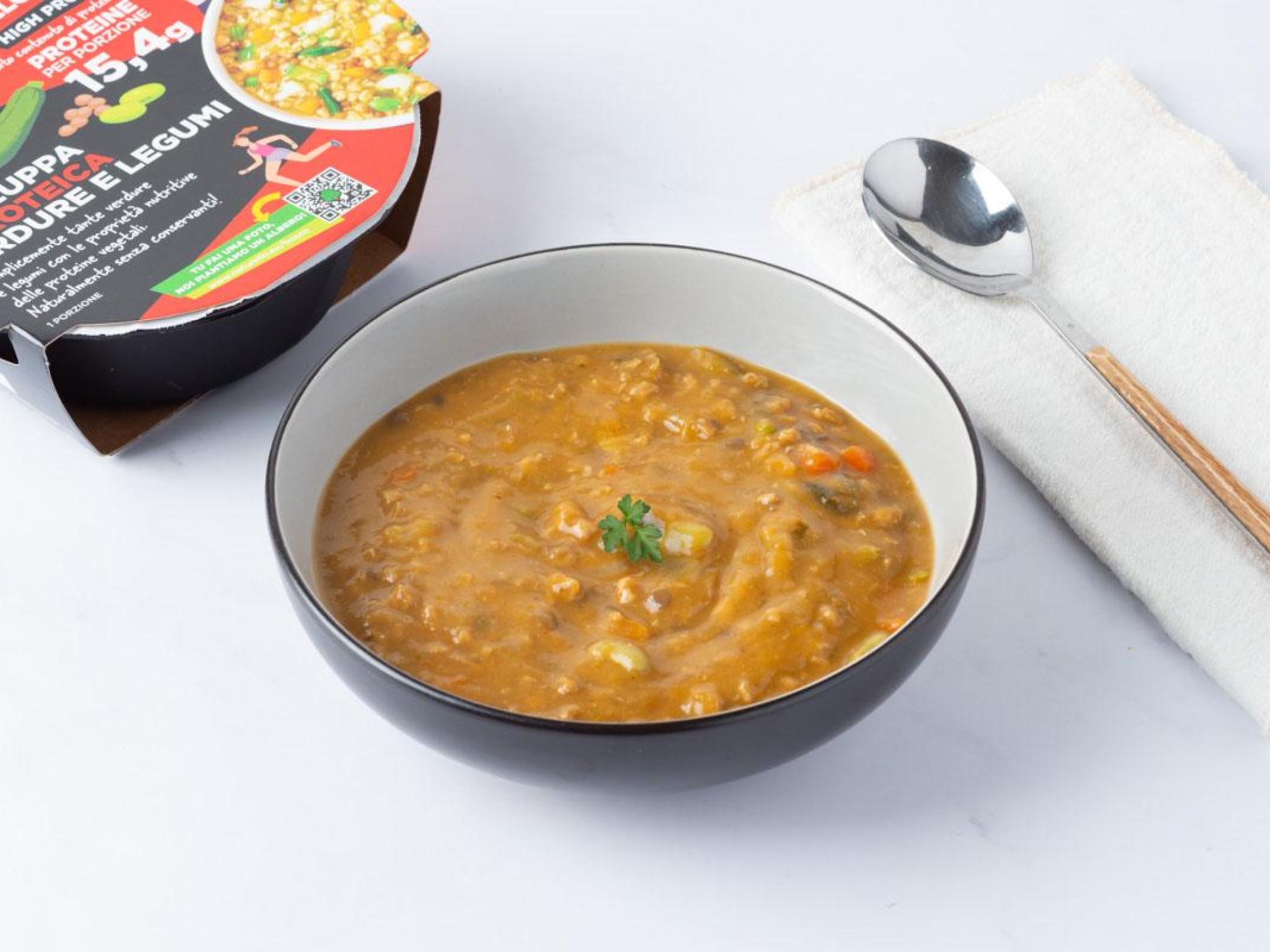 Zuppa proteica di verdure e legumi