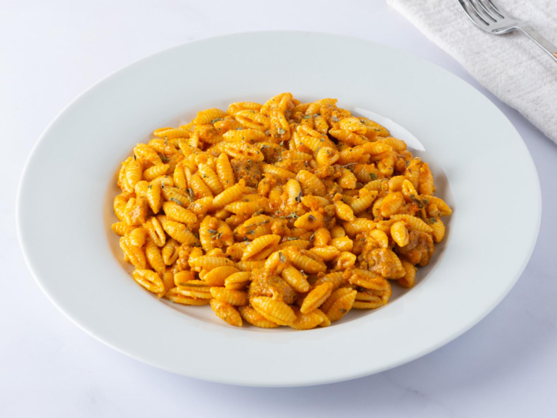 Gnocchetti sardi con salsiccia, pomodoro e pecorino