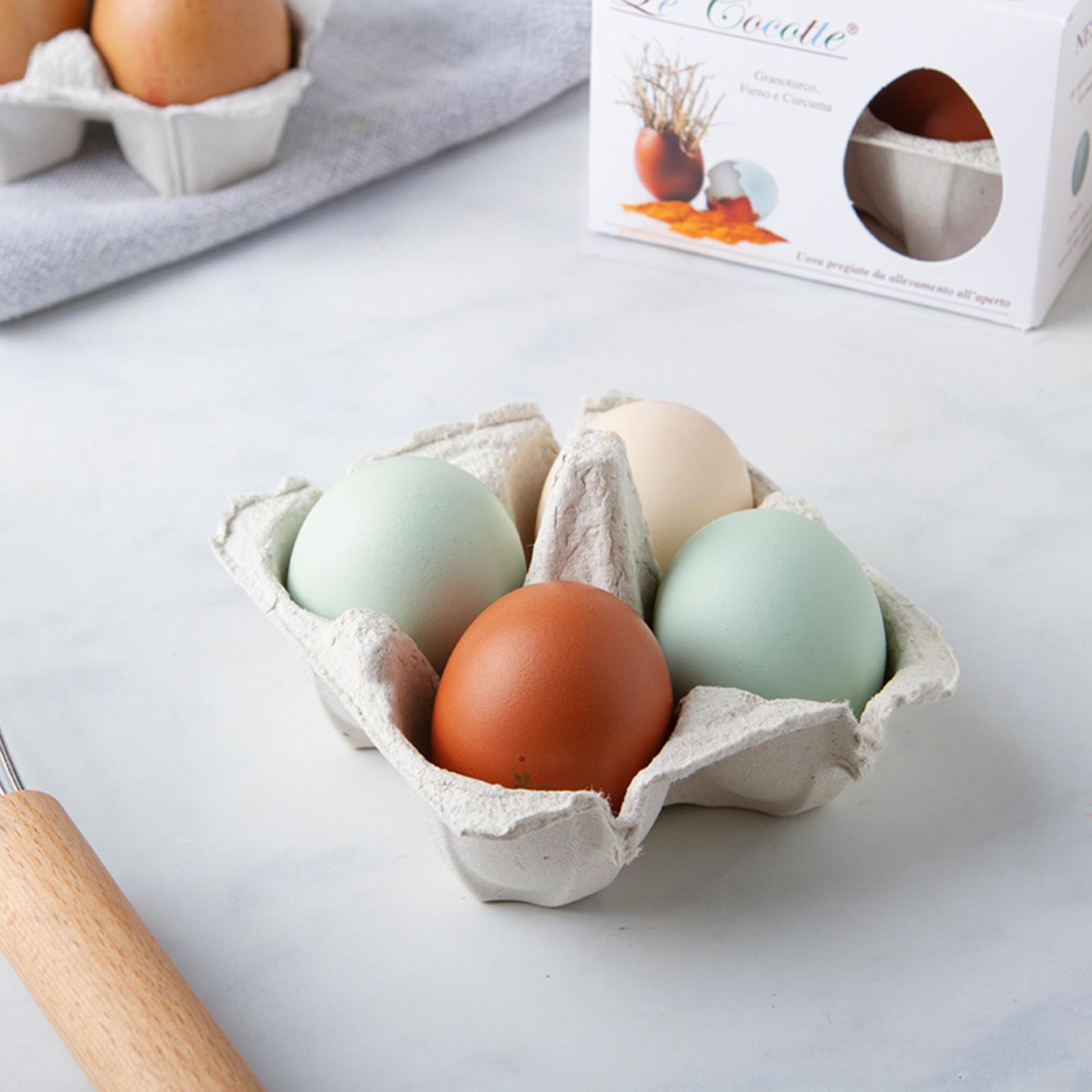 4 uova colorate da allevamento all'aperto